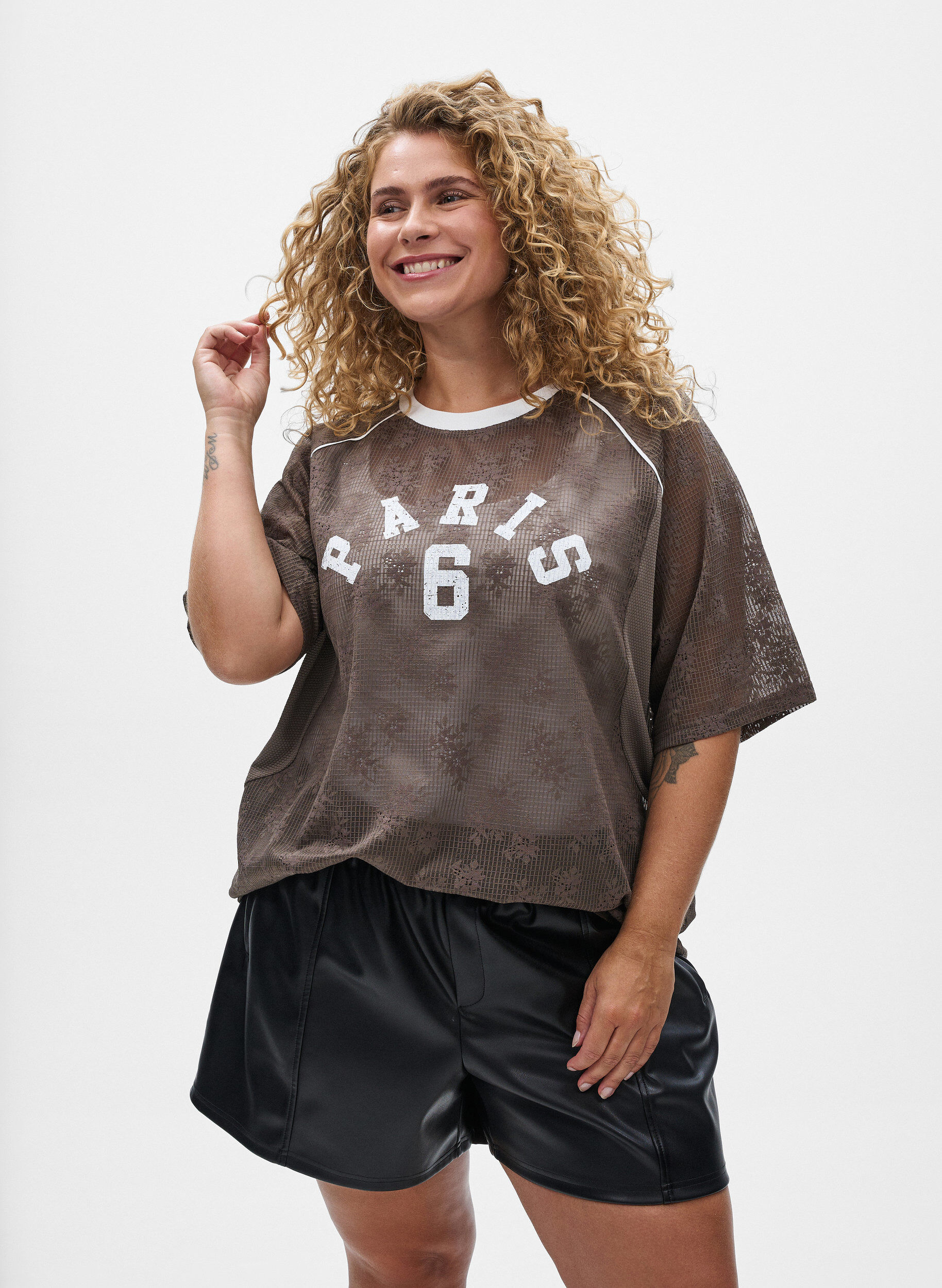 Shorts aus Kunstleder mit elastischem Bund, Schwarz, Model