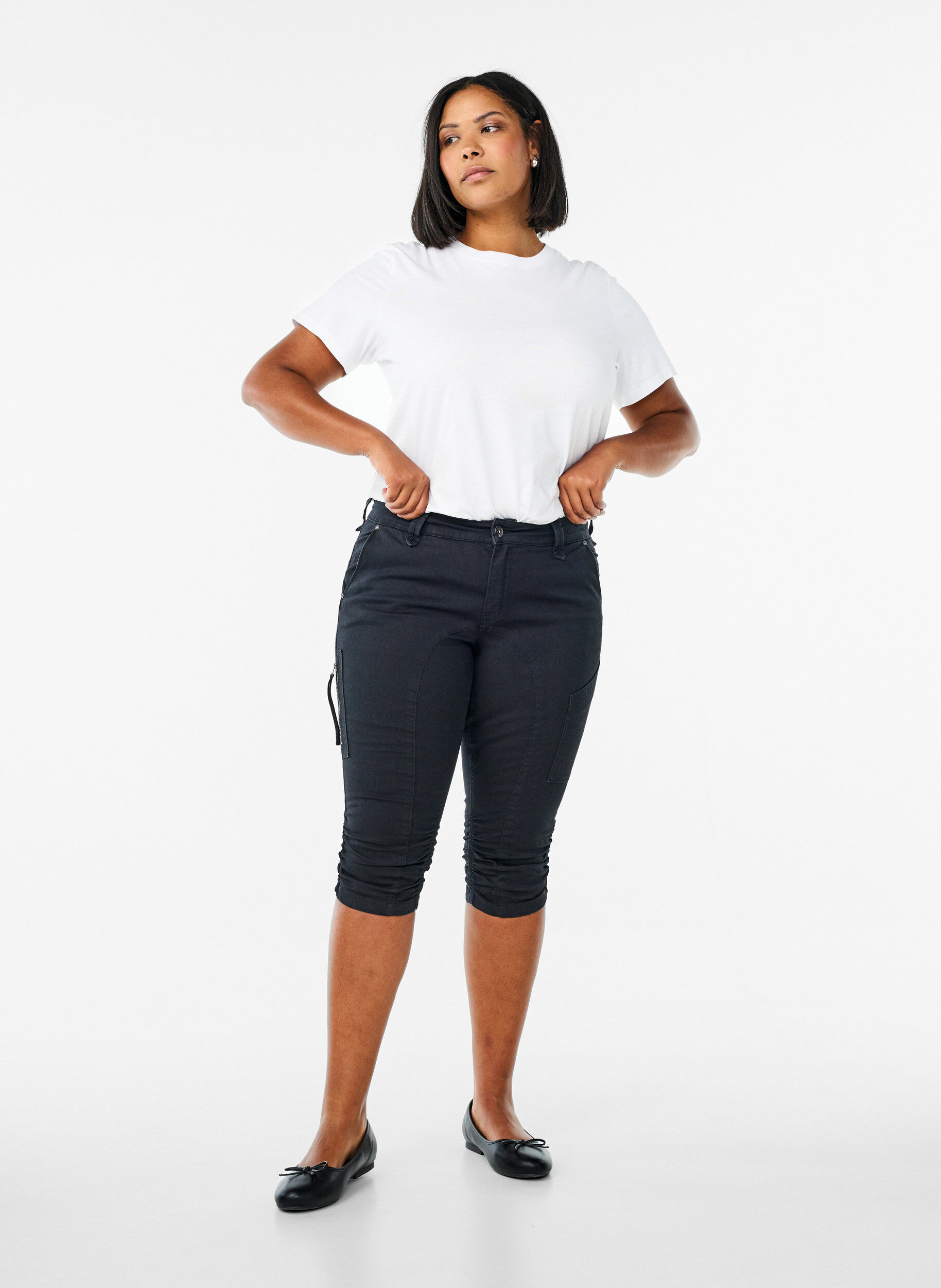 Slim Fit Capri-Jeans mit Taschen, Schwarz, Model
