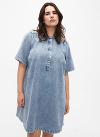 Kurzärmliges Jeanskleid mit A-Linien-Schnitt, Blue denim, Model