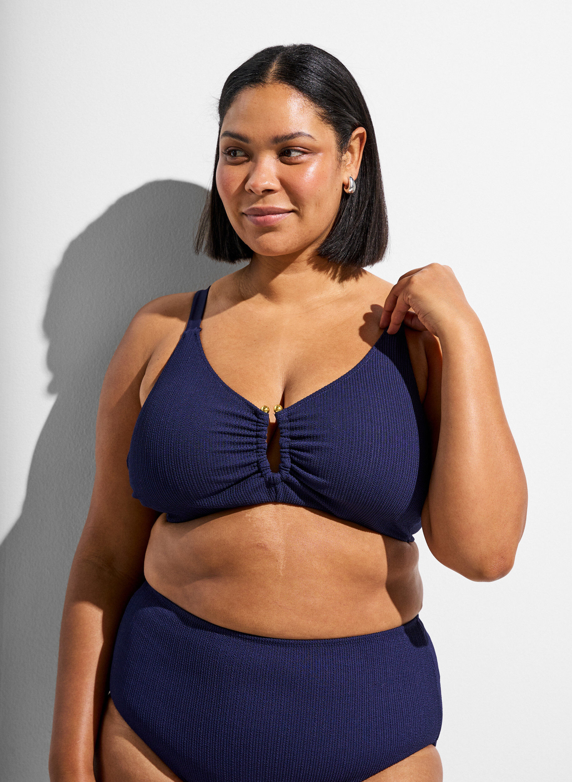 ZizziStrukturiertes Bikini Top mit Golddetail, Blau, Model image number 0