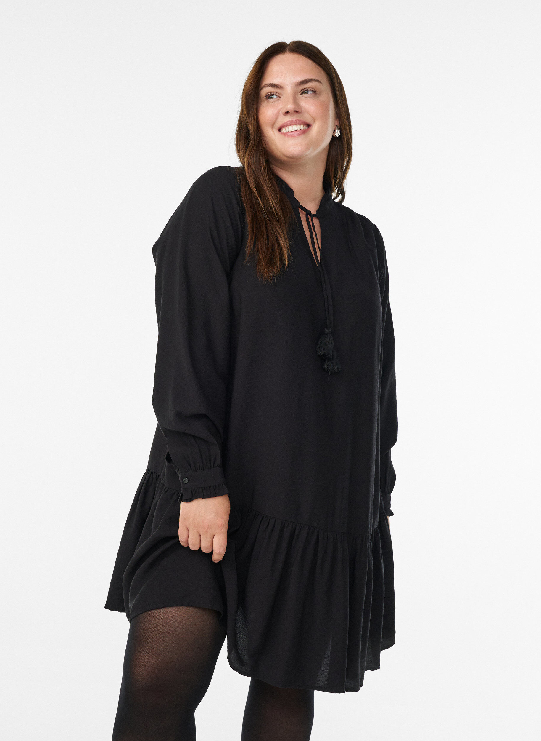 Kurzes A-Linien-Kleid mit R&uuml;schen, Schwarz, Model