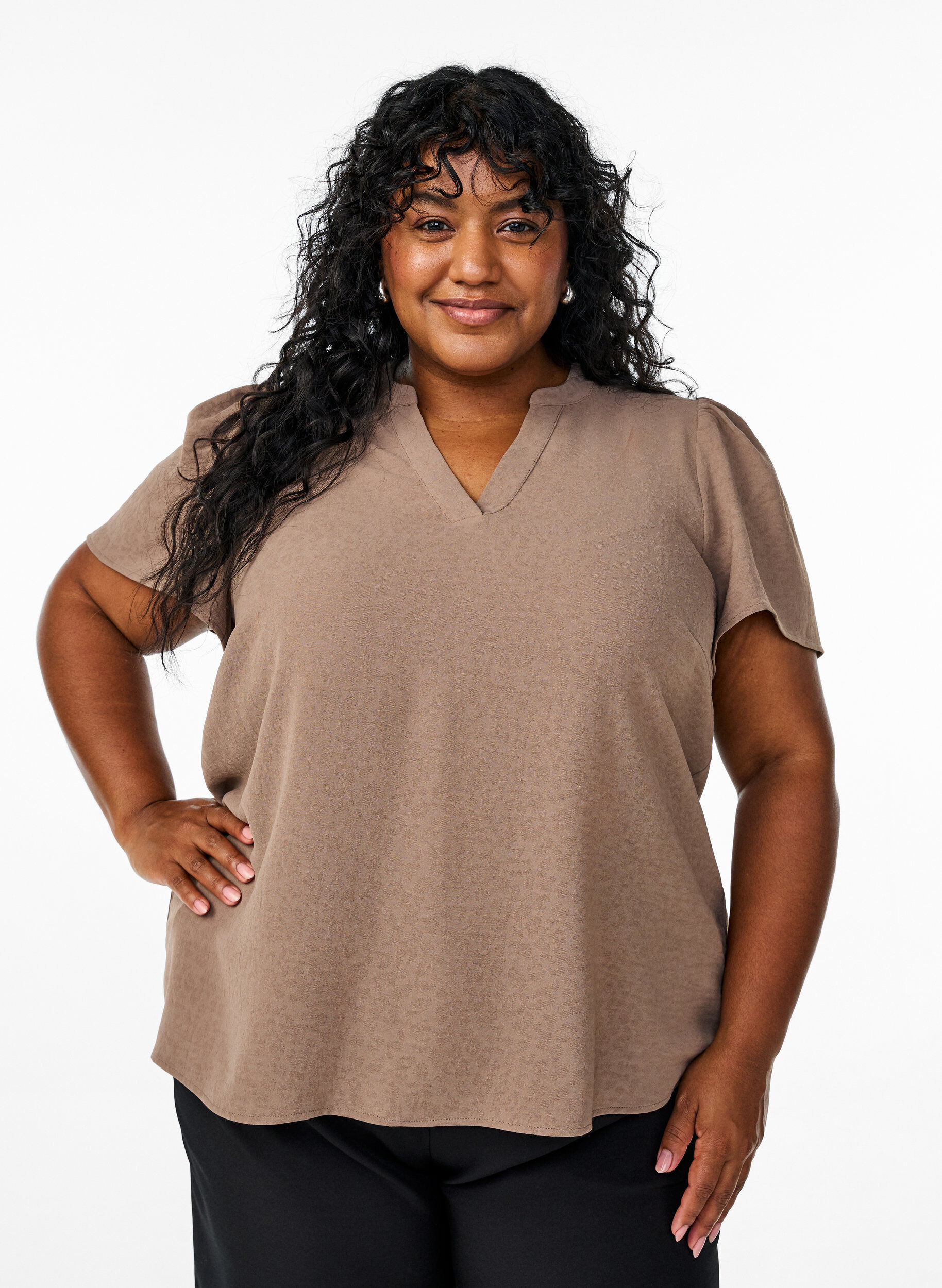 Bluse mit kurzen R&uuml;schen&auml;rmeln und V-Ausschnitt, Braun, Model