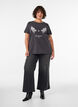 T-Shirt aus Bio-Baumwolle mit Print, Schwarz, Model image number 1