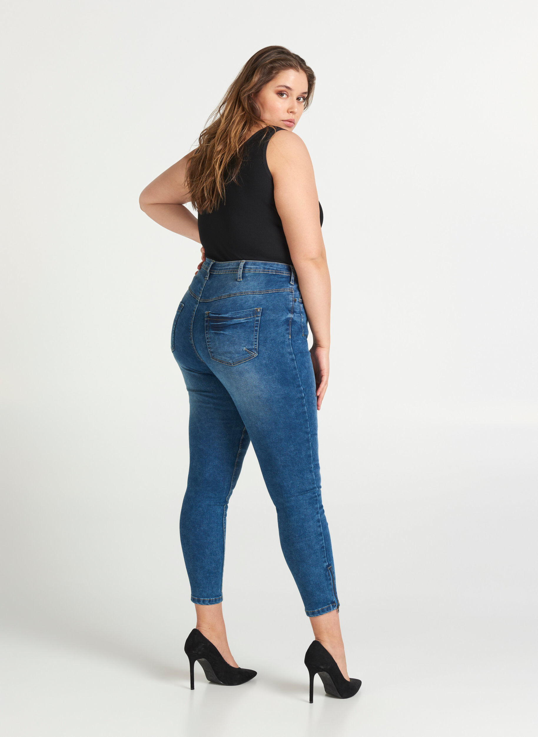 ZizziCropped Amy Jeans mit Rei&szlig;verschluss, Blau, Model image number 2