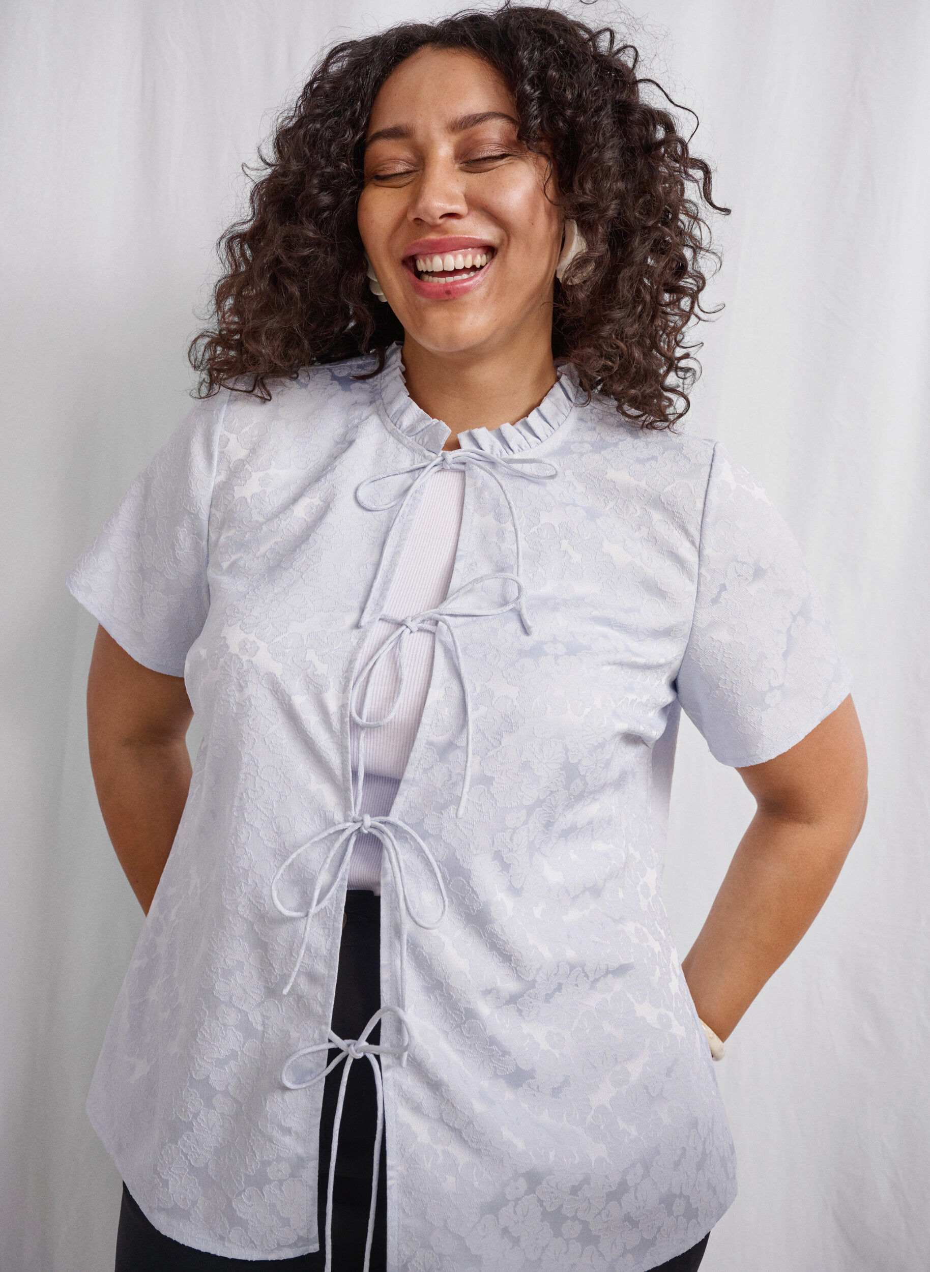 ZizziKurz&auml;rmelige Jacquard-Bluse mit Schleifen, Blau, Image image number 0