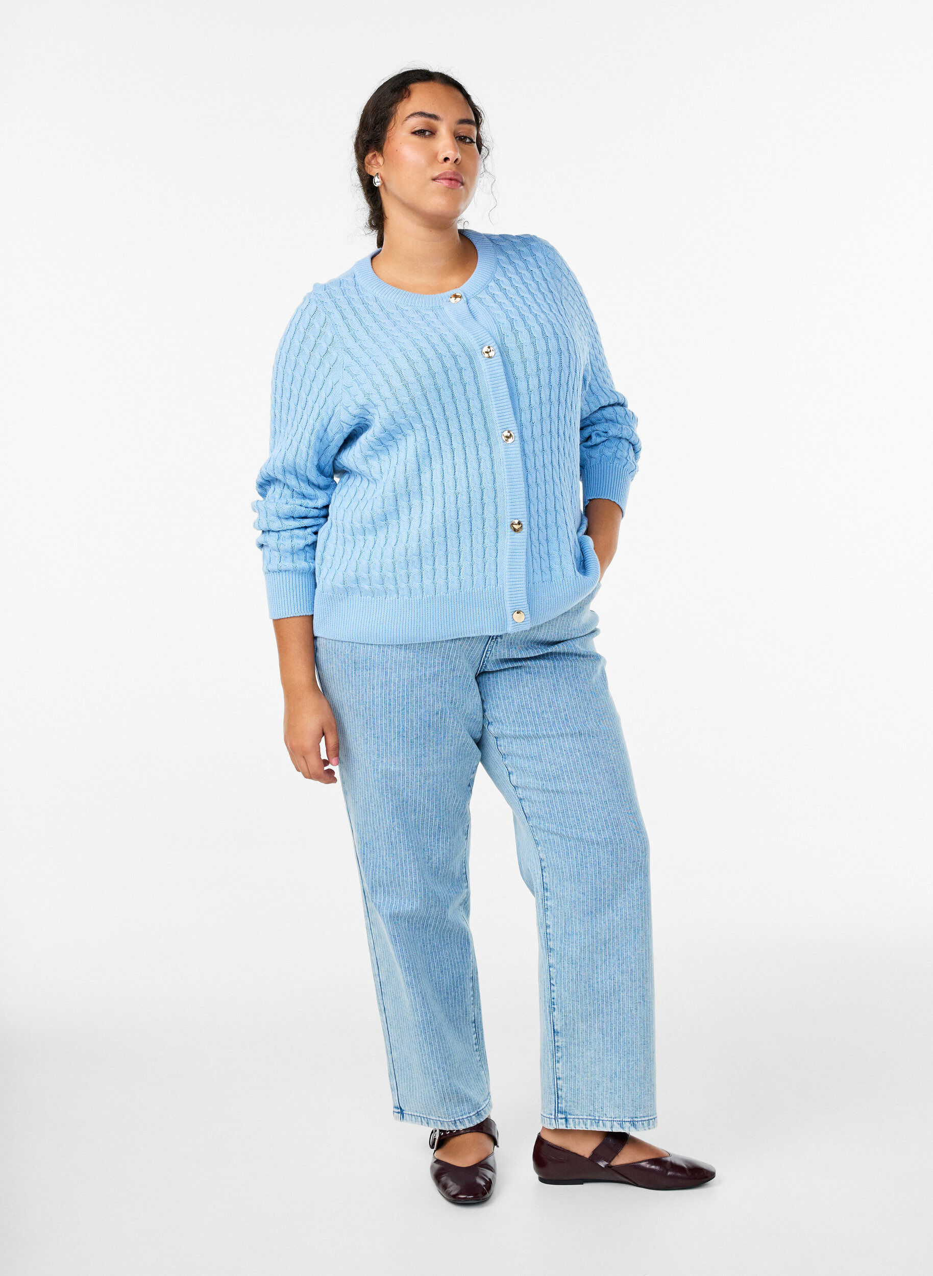 ZizziZopfmuster-Strickjacke mit goldenen Kn&ouml;pfen, Blau, Model image number 1