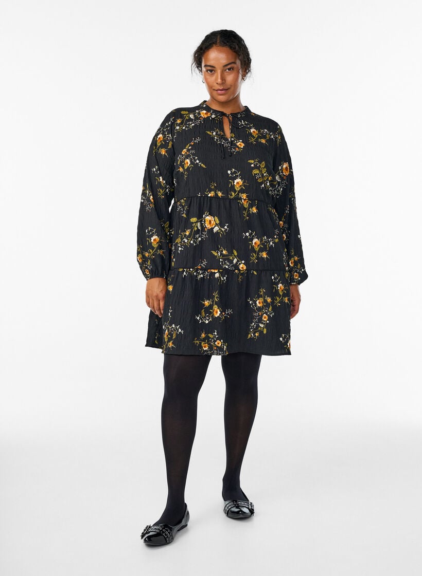 Gebl&uuml;mtes Kleid mit Bindeverschluss, Schwarz, Model image number 1