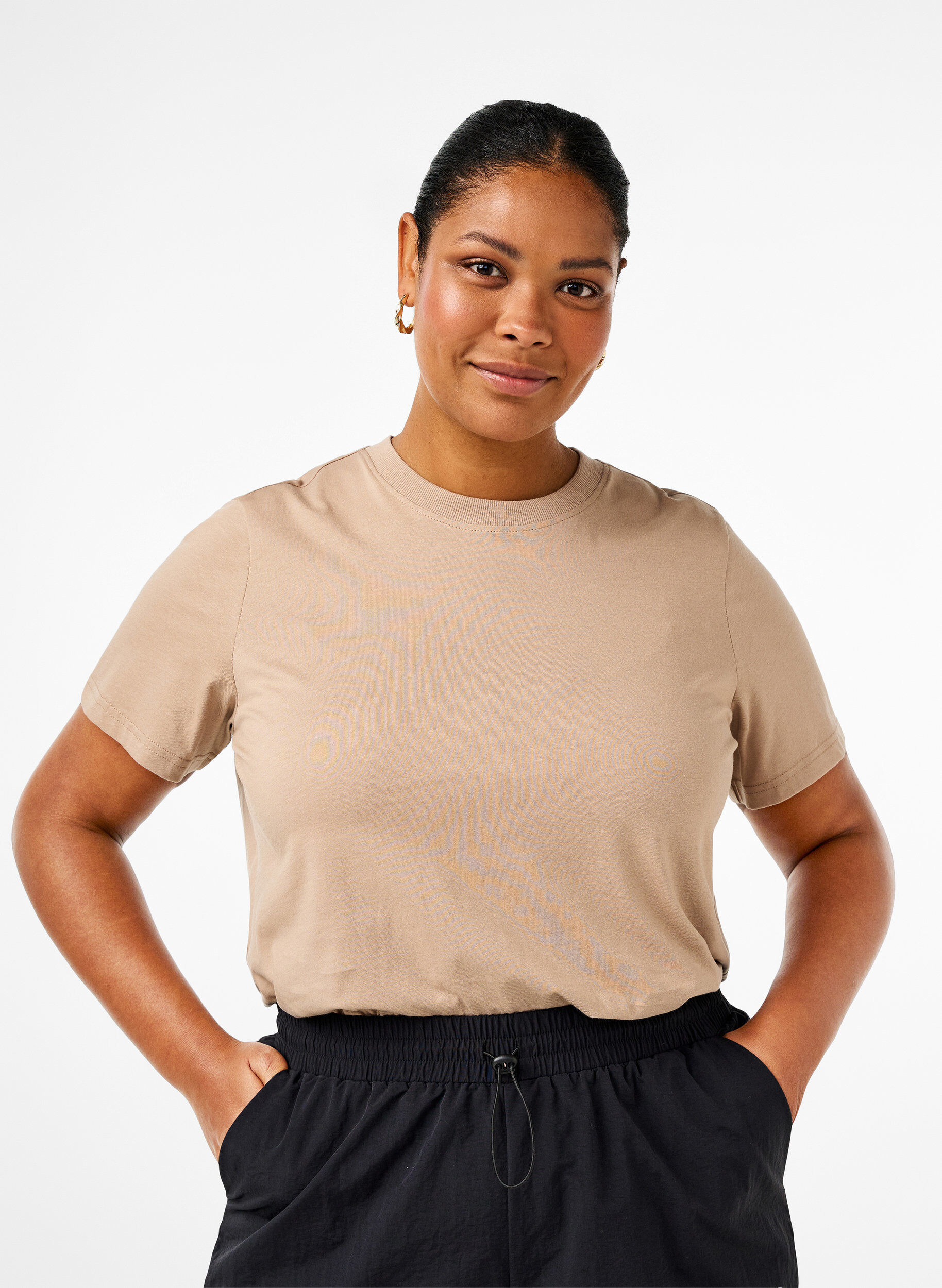 Basic-T-Shirt aus Baumwolle mit Rundhalsausschnitt, Beige, Model