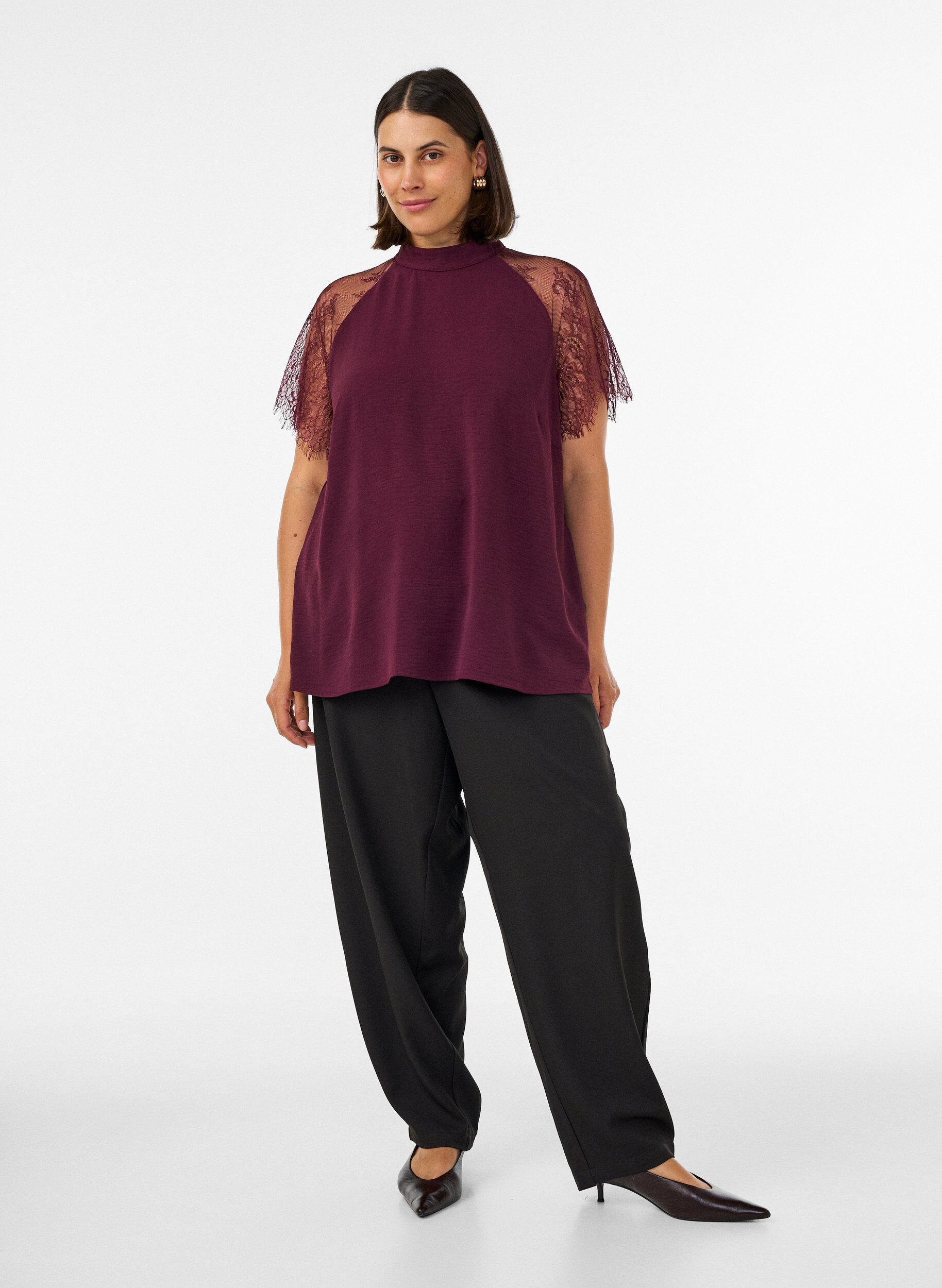 ZizziBluse mit kurzen &Auml;rmeln aus Spitze und hohem Kragen, Rot, Model image number 1