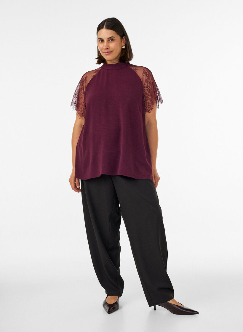 Bluse mit kurzen &Auml;rmeln aus Spitze und hohem Kragen, Rot, Model image number 1