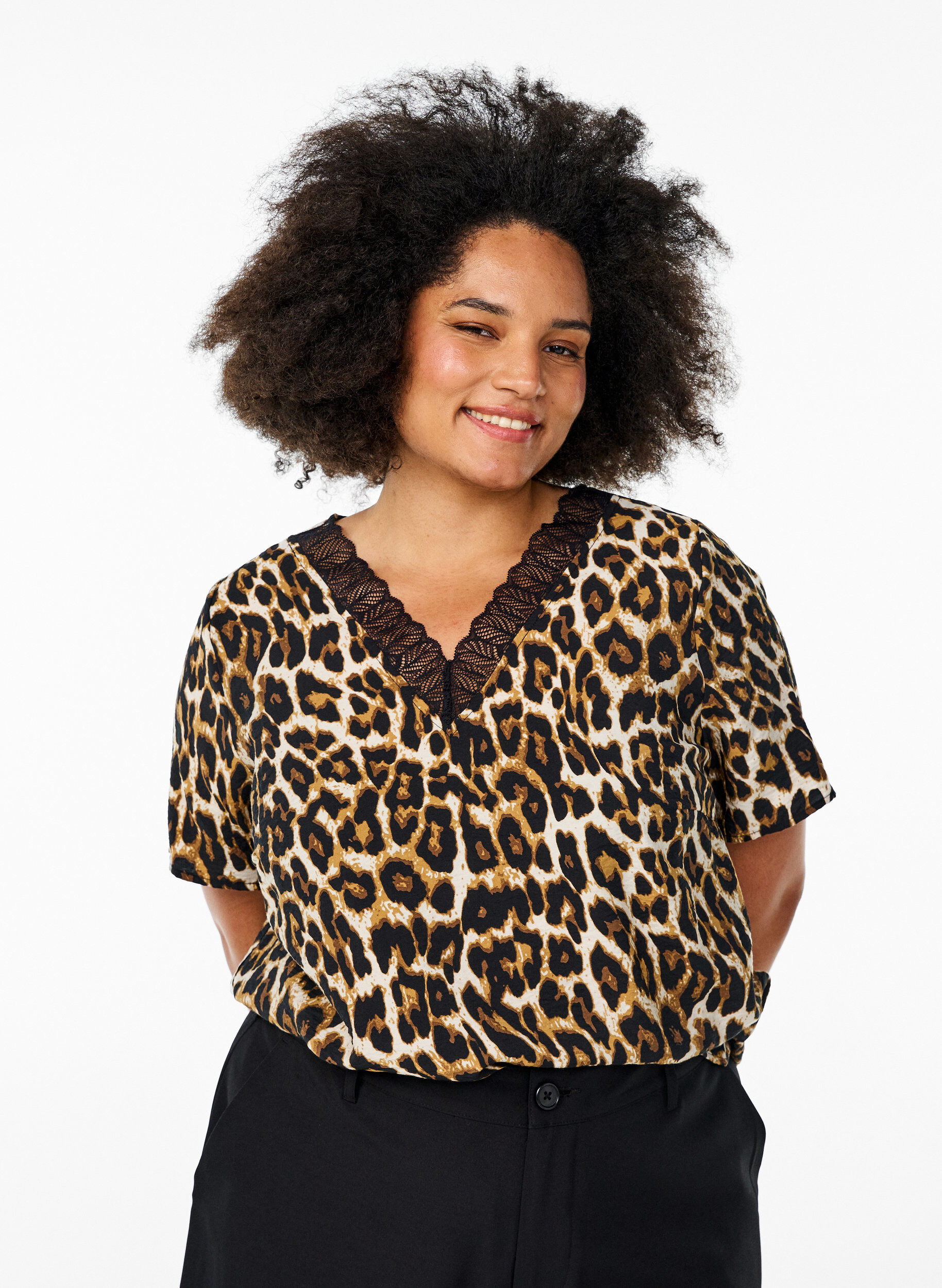 Kurz&auml;rmelige Viskosebluse mit Spitzenbesatz, Braun, Model