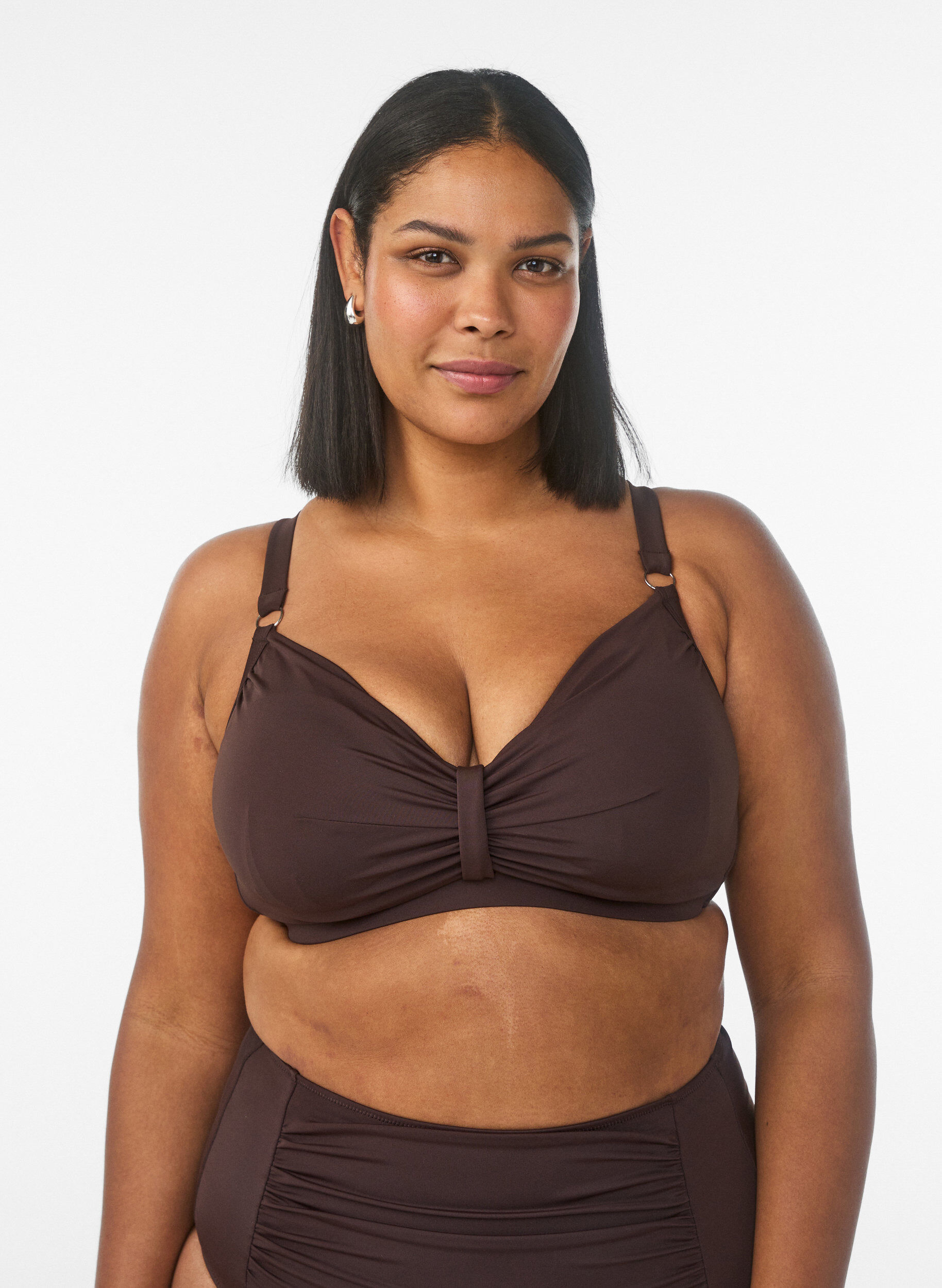 Bikini-BH mit B&uuml;gel und Drapierung, Braun, Model