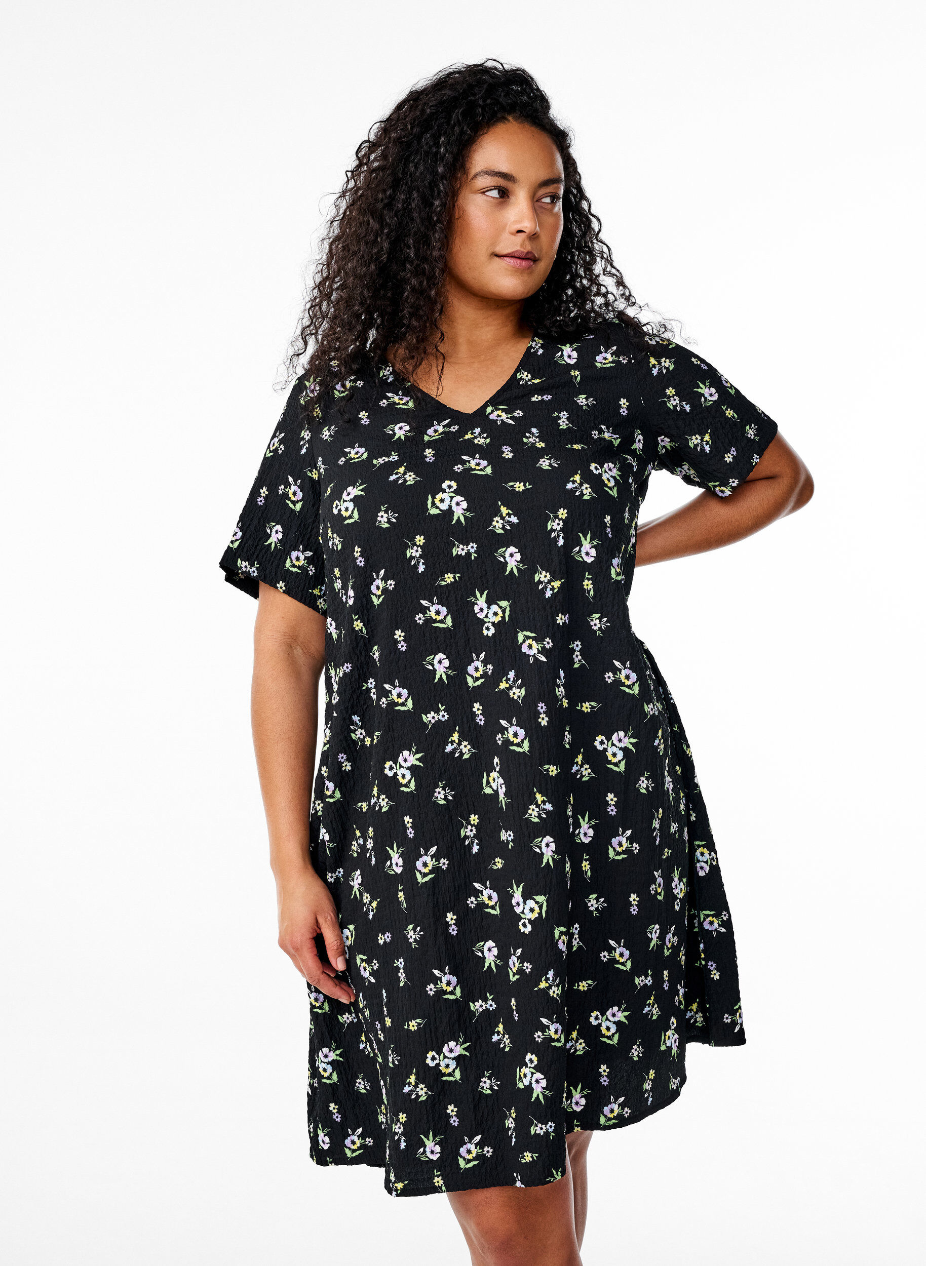 ZizziKleid mit kurzen &Auml;rmeln und V-Ausschnitt, Schwarz, Model image number 0