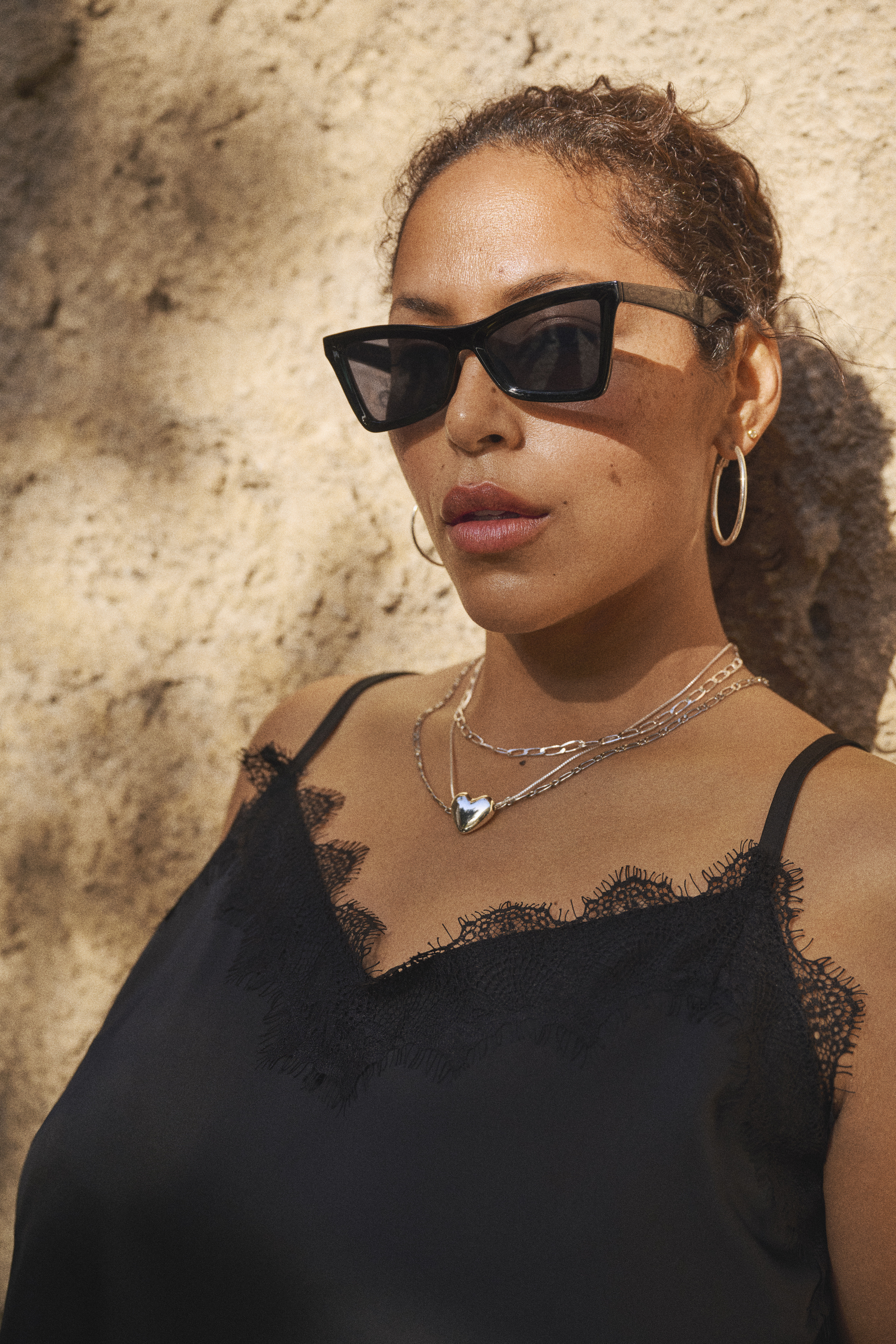 ZizziSatinoptik mit Spitzenbesatz, , Model