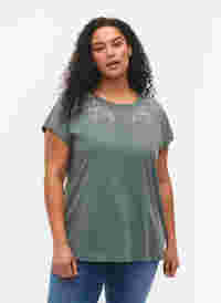 T-Shirt aus Baumwolle mit Blattprint, Balsam Green Leaf, Model