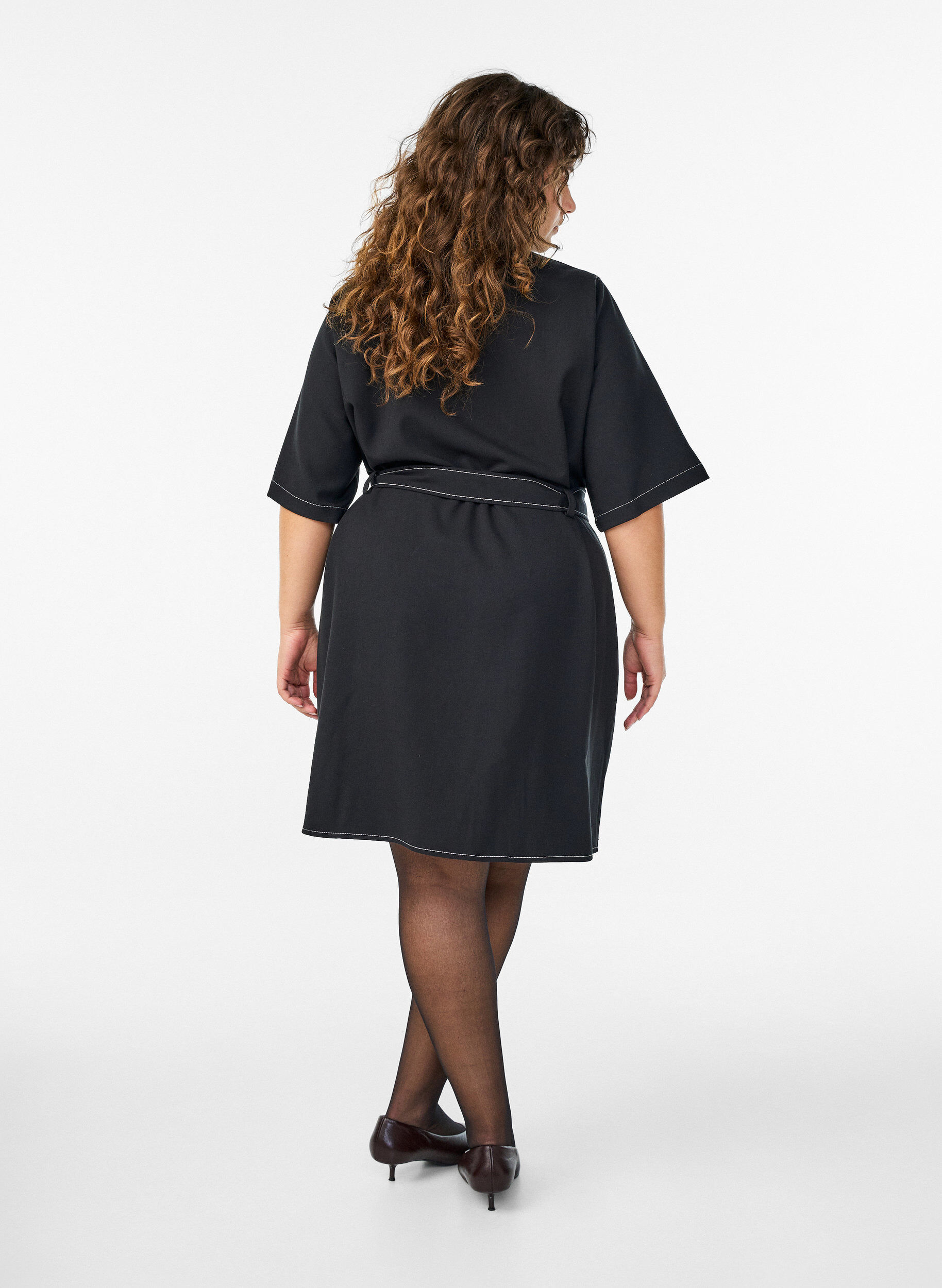 ZizziKurzes Hemdblusenkleid mit Kontrastn&auml;hten und Bindeg&uuml;rtel, Schwarz, Model image number 2