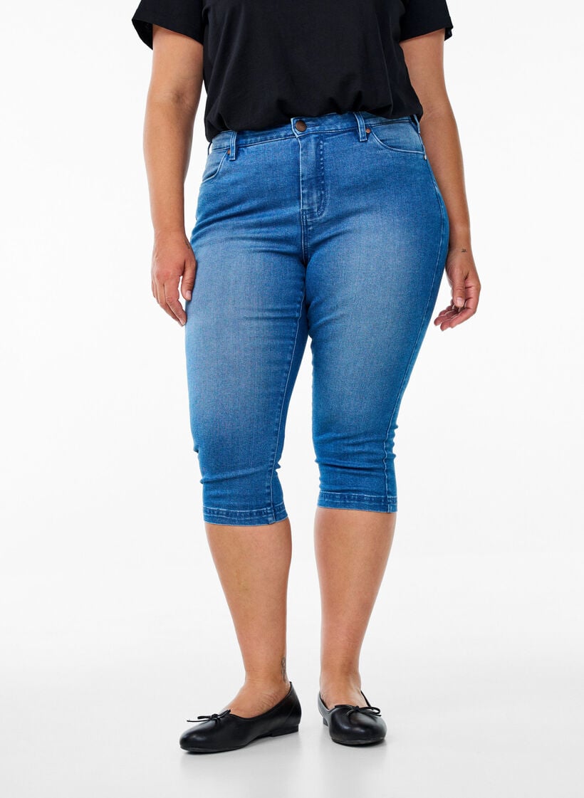 Hoch taillierte Amy Capri Jeans mit Super Slim Fit, Blau, Model image number 2
