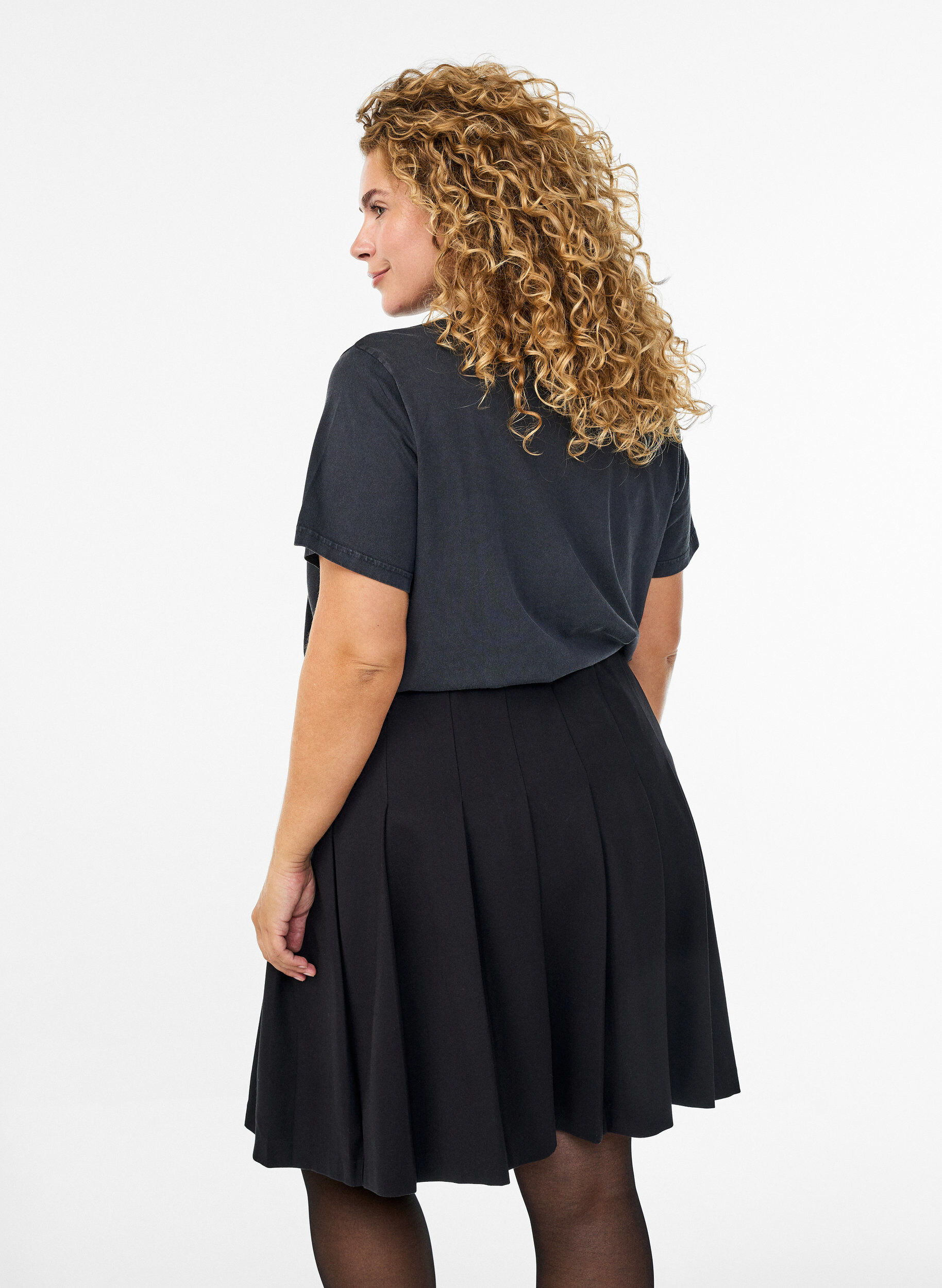 ZizziKurzer Faltenrock mit elastischem Bund, Schwarz, Model image number 2