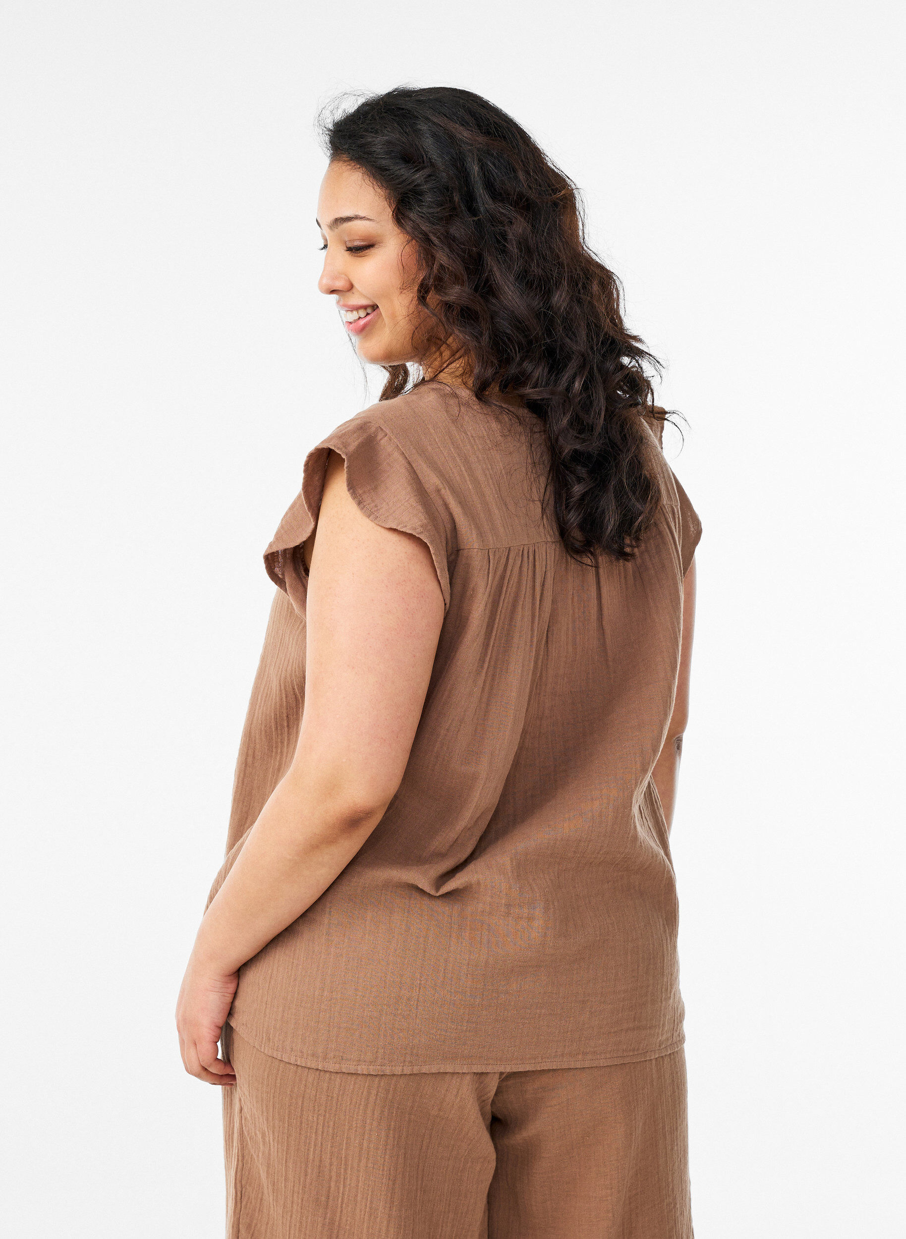 Zizzi&Auml;rmelloses Oberteil aus Baumwollmusselin mit R&uuml;schen, Braun, Model image number 2