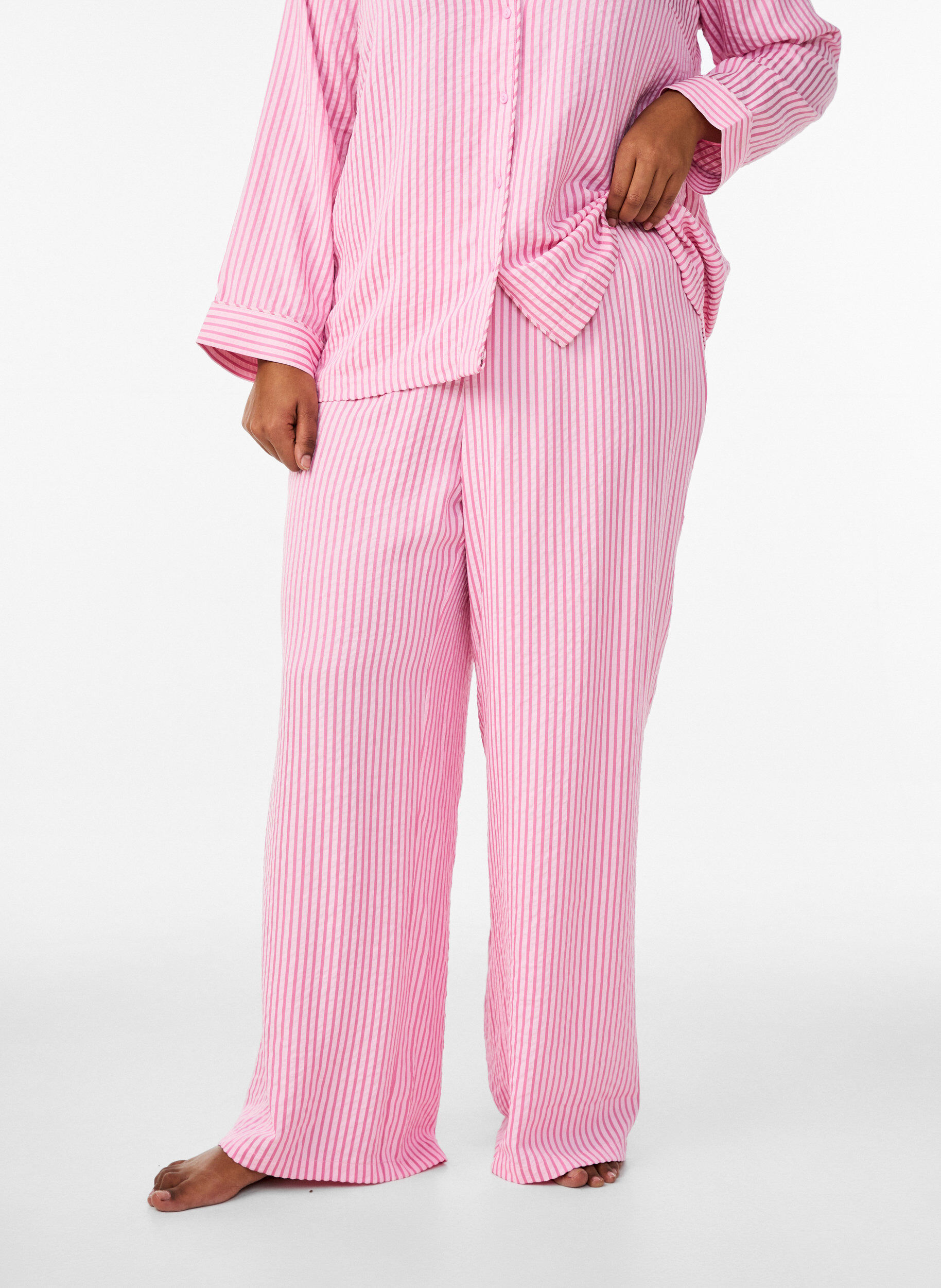 ZizziLockere Pyjamahose aus Seersucker mit hoher Taille, Pink, Model image number 2