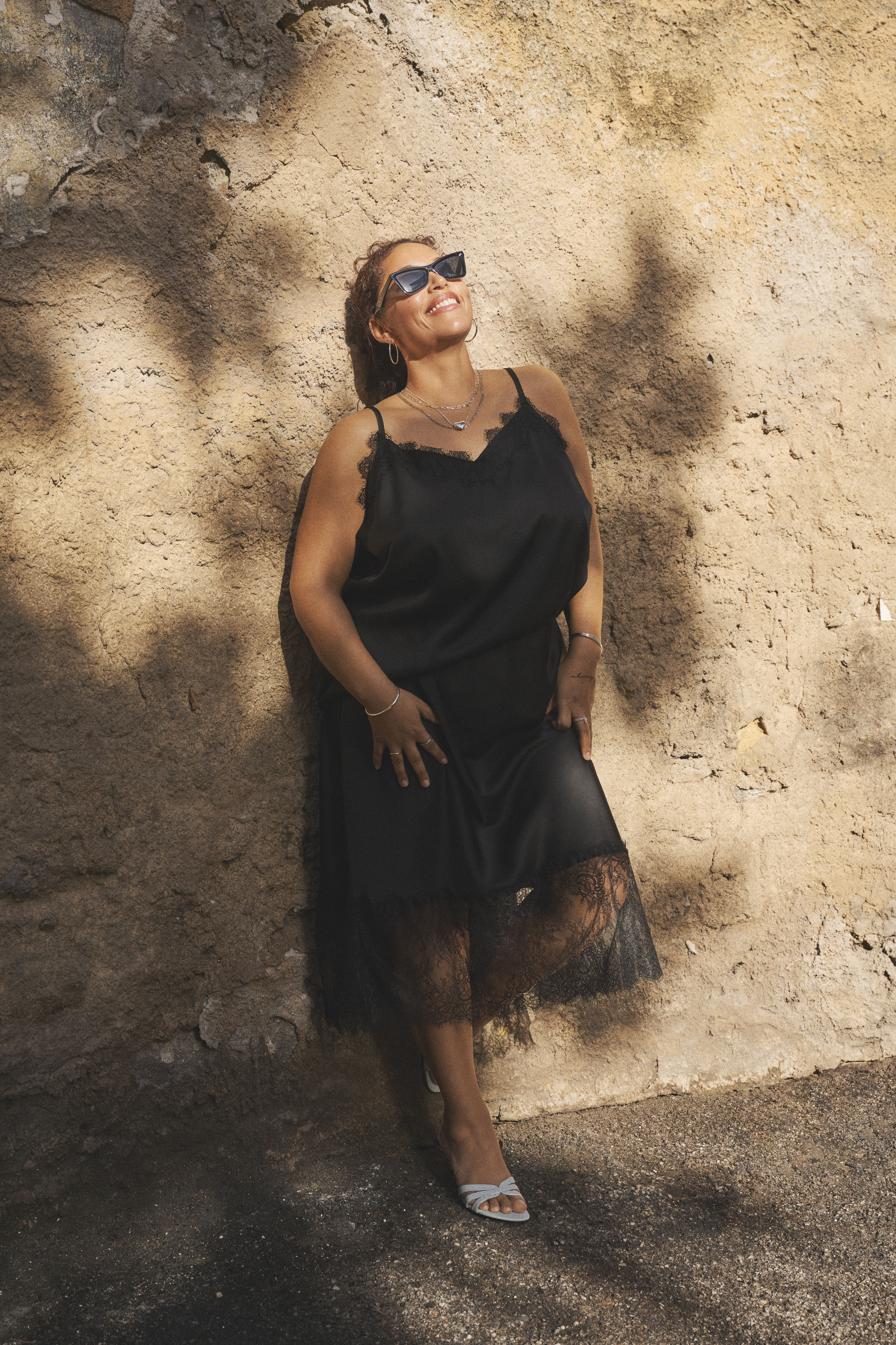 ZizziSatinoptik mit Spitzenbesatz, , Model