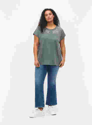 T-Shirt aus Baumwolle mit Blattprint, Balsam Green Leaf, Model image number 2