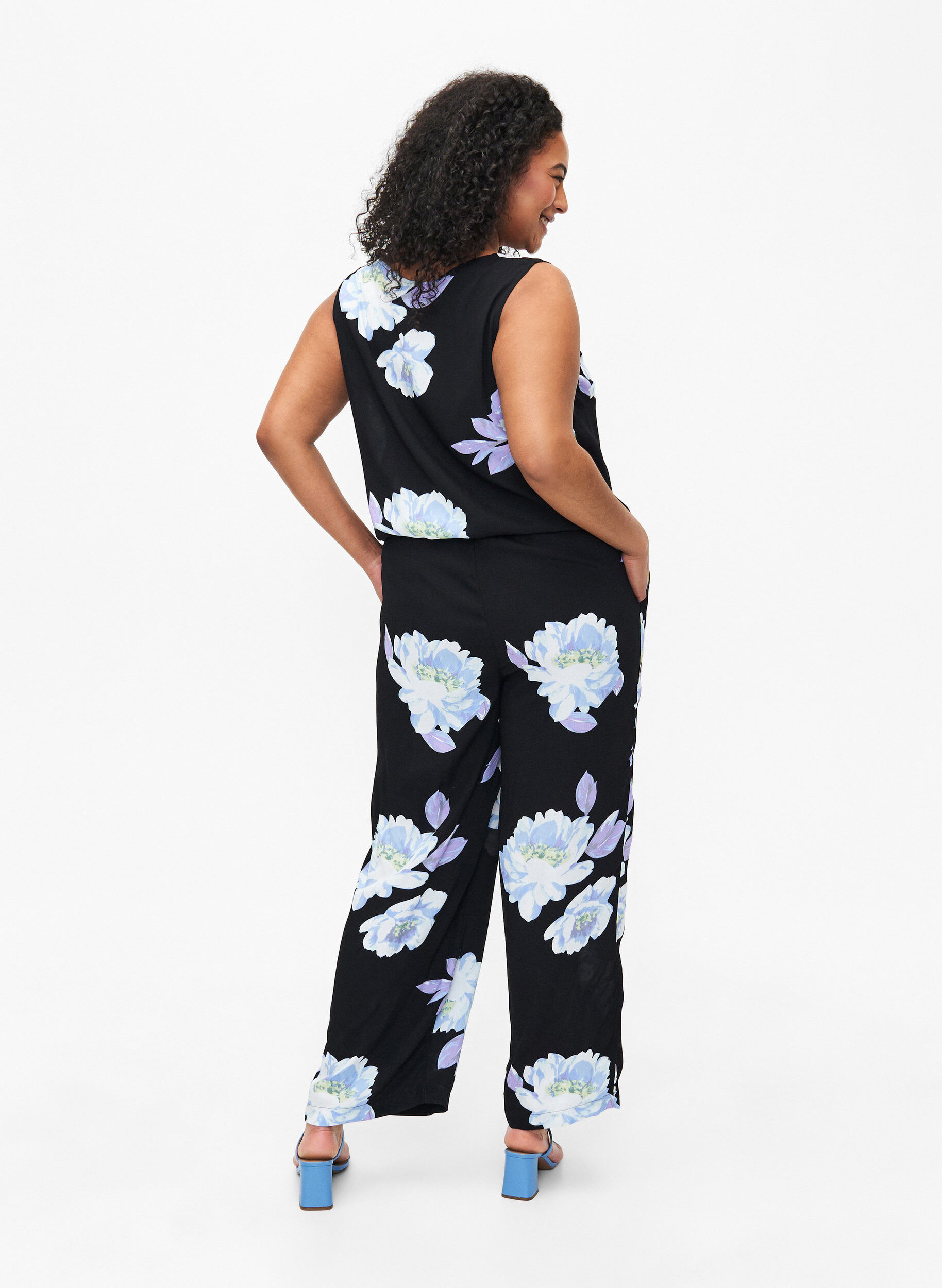 Zizzi&Auml;rmelloser Jumpsuit aus Viskose, Black Big Flower AOP, Model image number 1