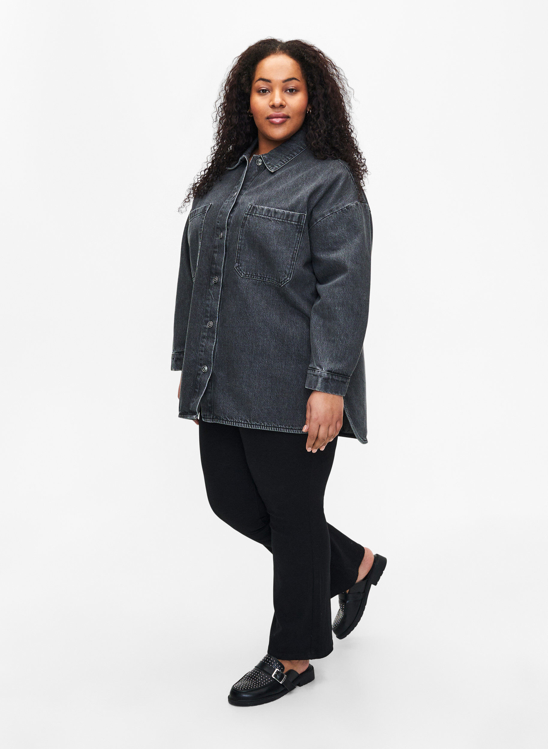 ZizziLocker sitzende Jeansjacke mit Kn&ouml;pfen, Grey Denim, Model image number 2