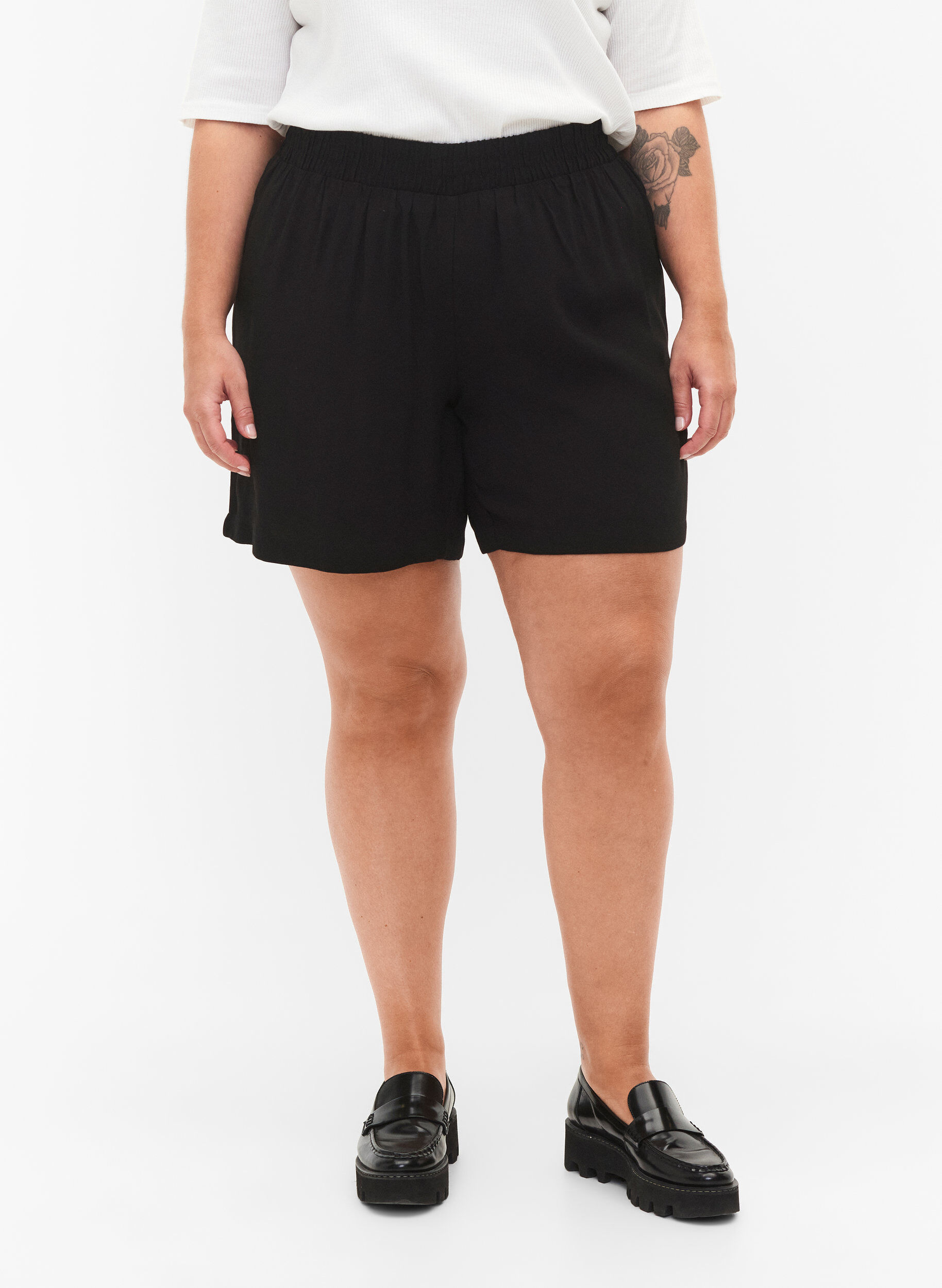 ZizziLocker sitzende Shorts aus Viskose, Black, Model image number 3