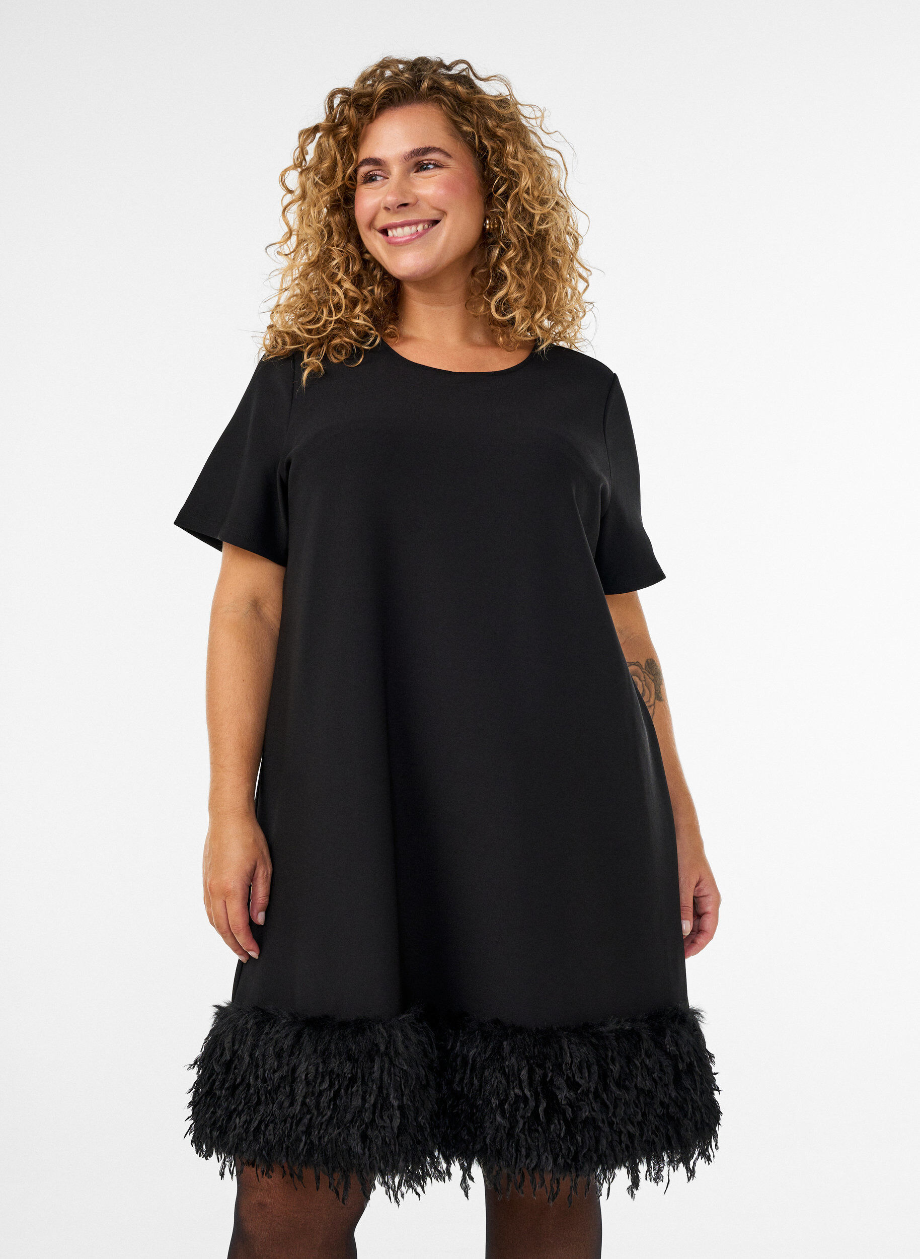ZizziKurzes Jerseykleid mit Federbesatz, Schwarz, Model image number 0