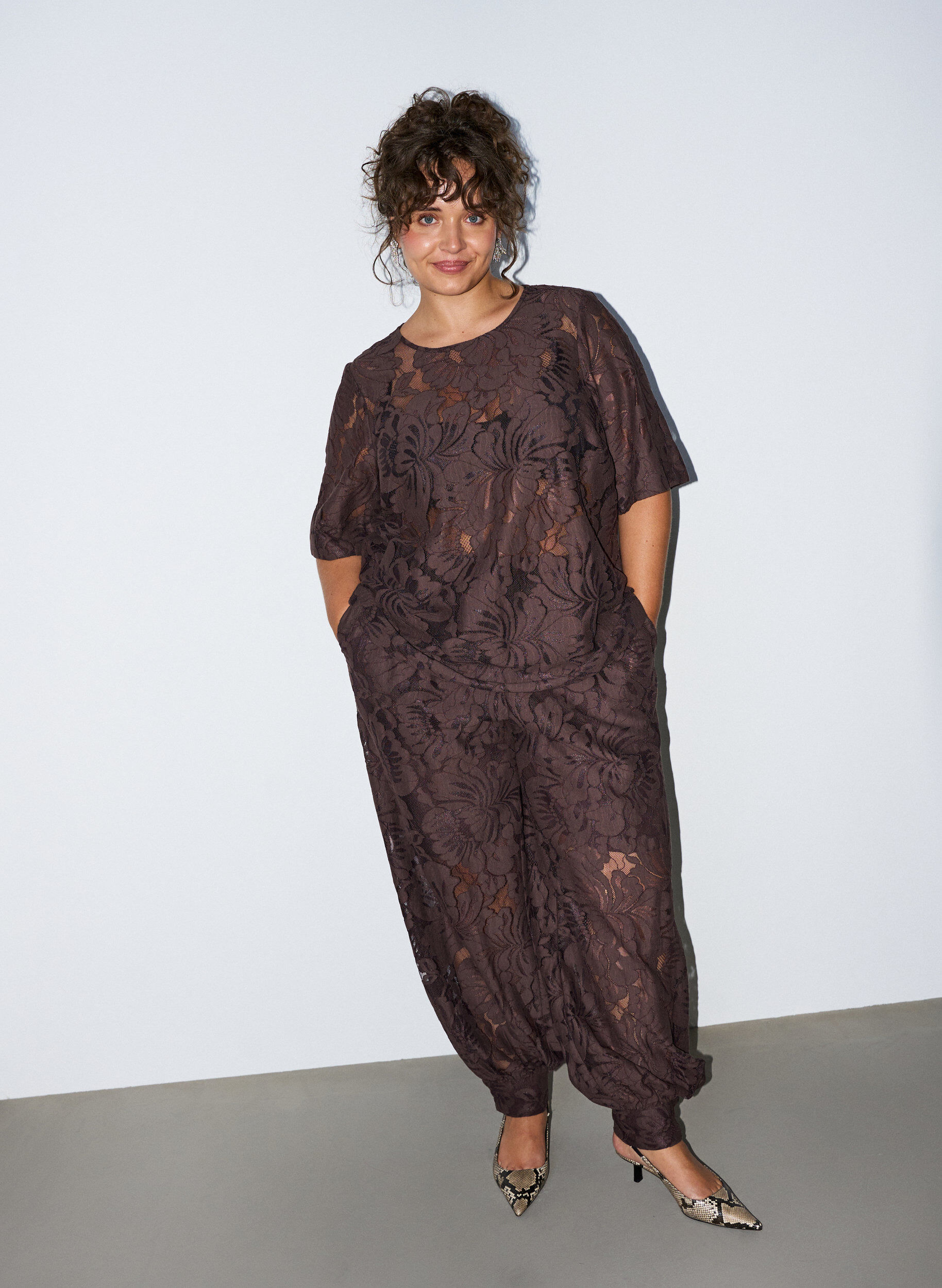 ZizziBluse aus Spitze mit kurzen &Auml;rmeln, Braun, Model image number 1