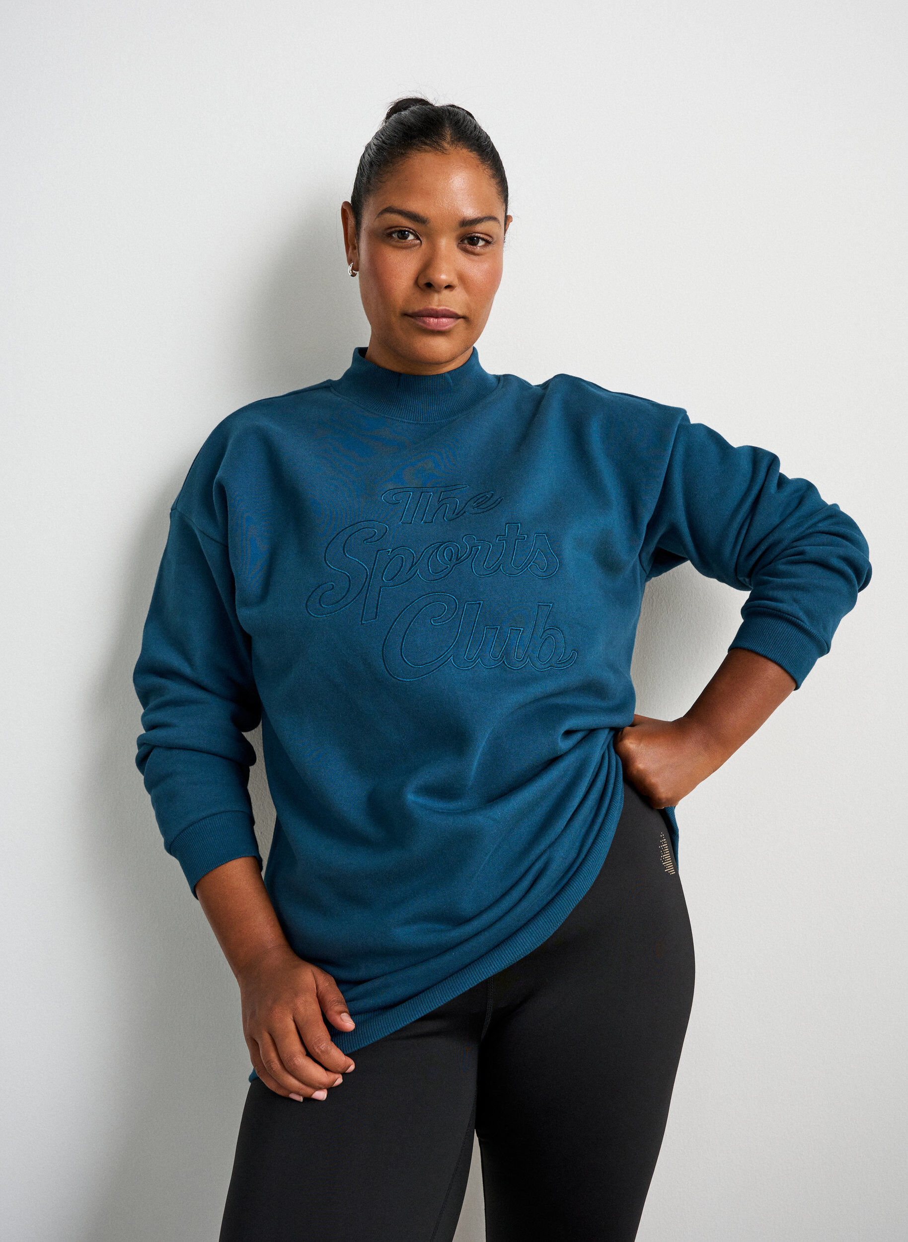 ZizziLanges Sweatshirt mit Stehkragen und gesticktem Text, Blau, Model image number 0