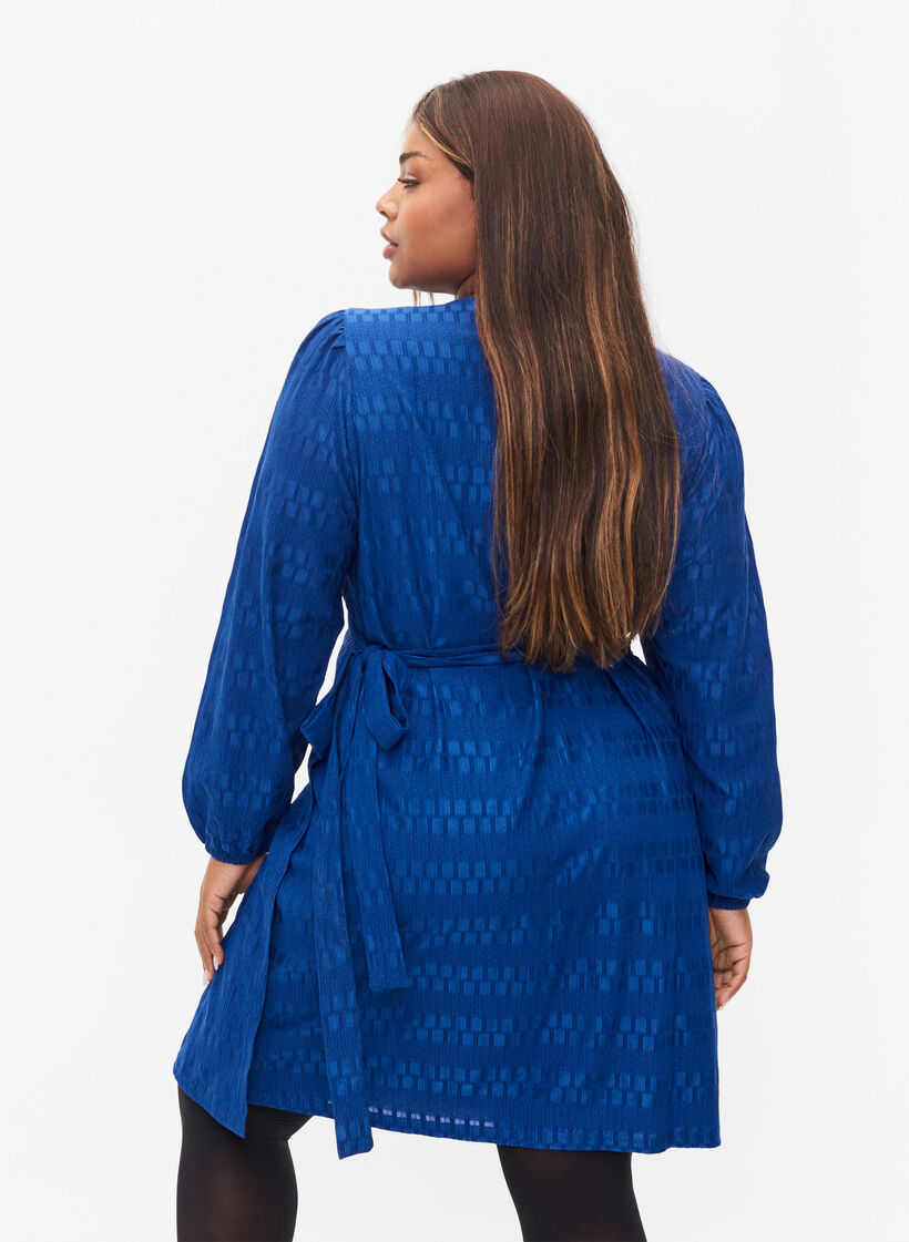 Wickelkleid mit langen &Auml;rmeln und Strukturmuster, Surf the web, Model image number 1