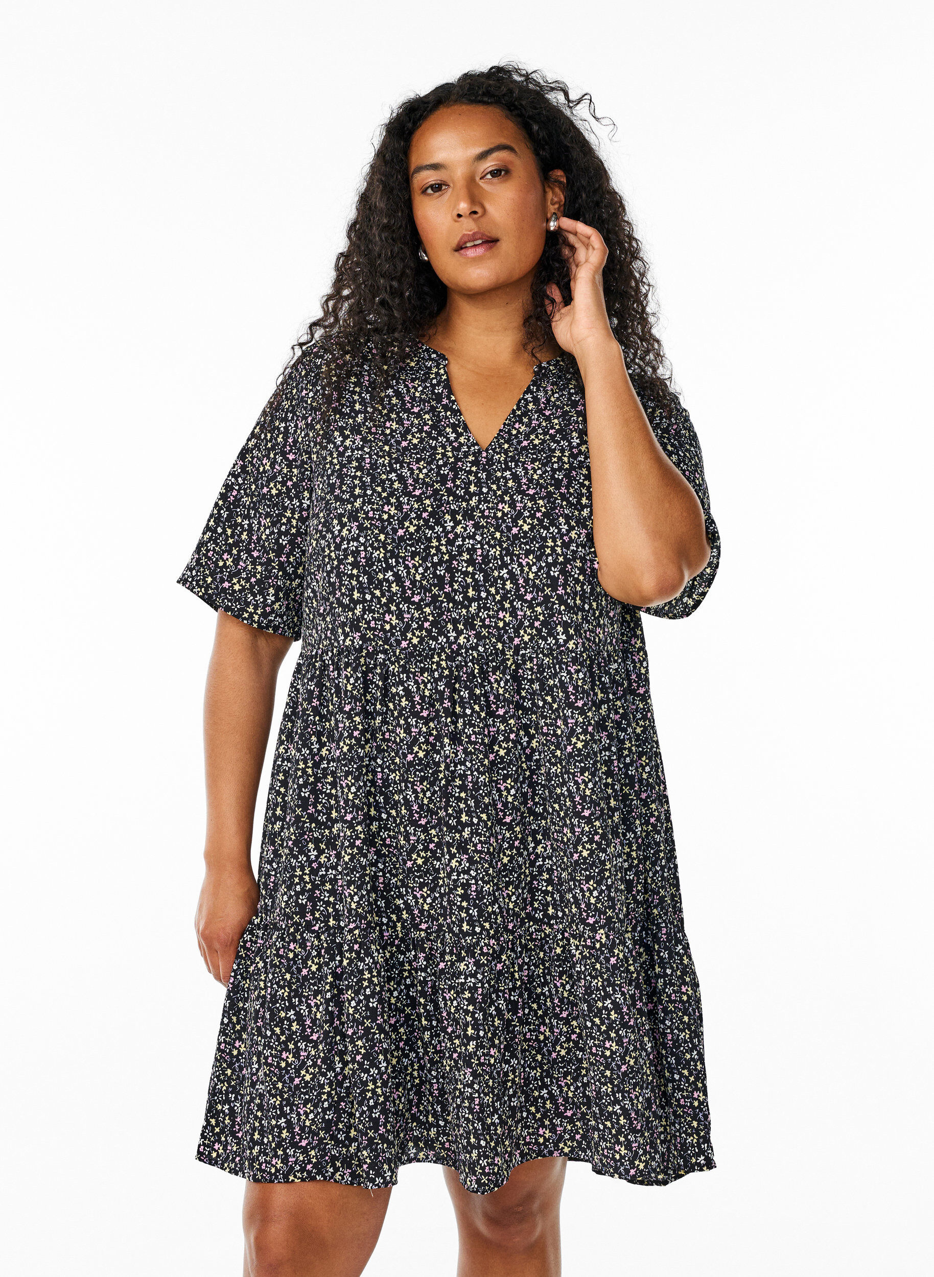 ZizziKurzarmkleid in A-Linienform mit Schnittlinien, Schwarz, Model image number 0