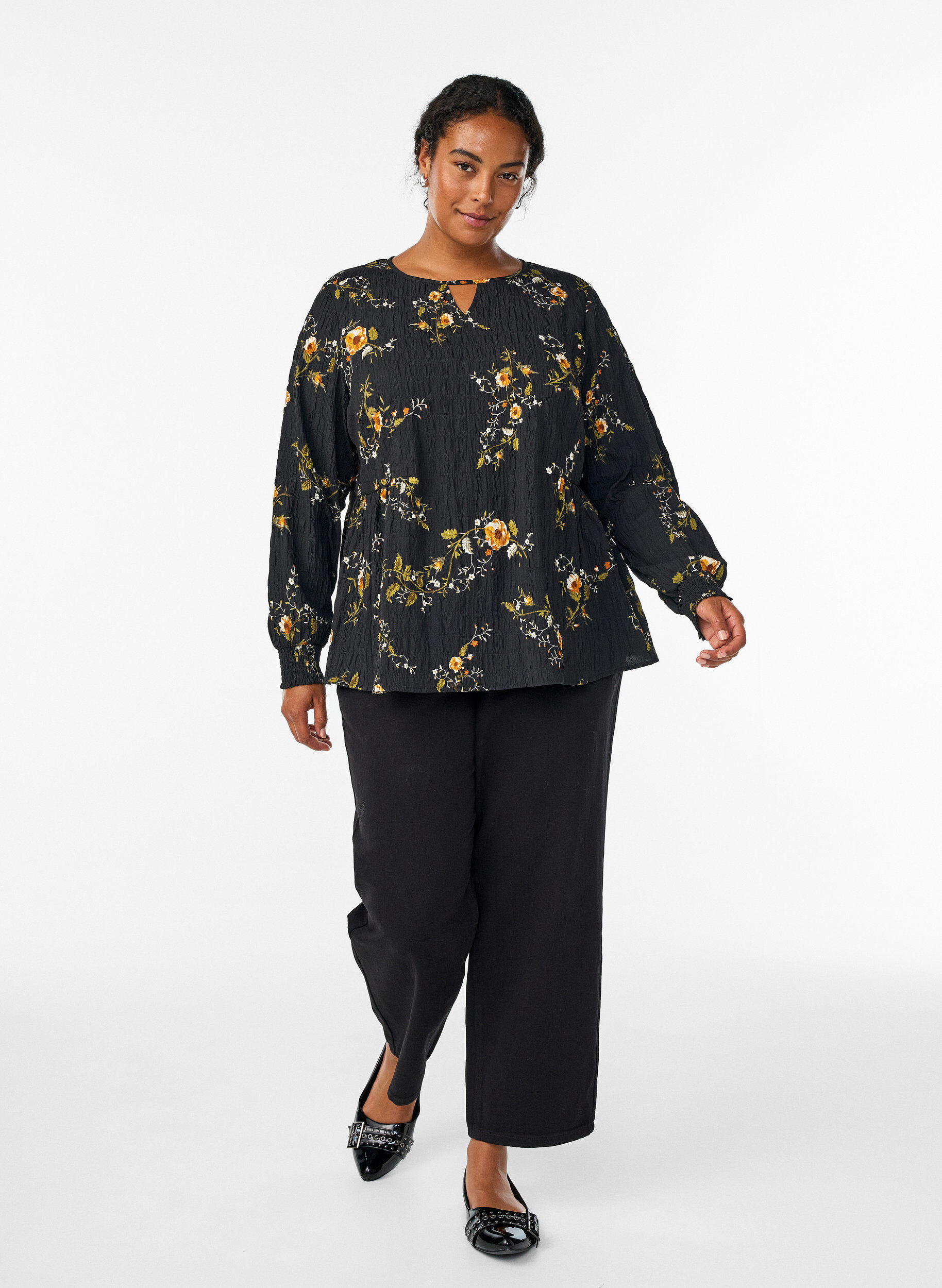 ZizziLang&auml;rmelige Bluse mit gebl&uuml;mtem Muster, Schwarz, Model image number 1