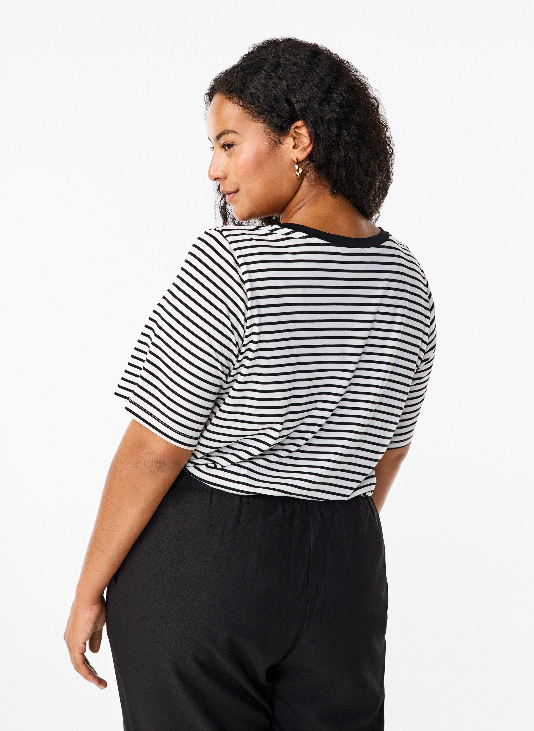 ZizziGestreiftes T-Shirt aus Lyocell mit Rundhalsausschnitt, Schwarz, Model image number 2