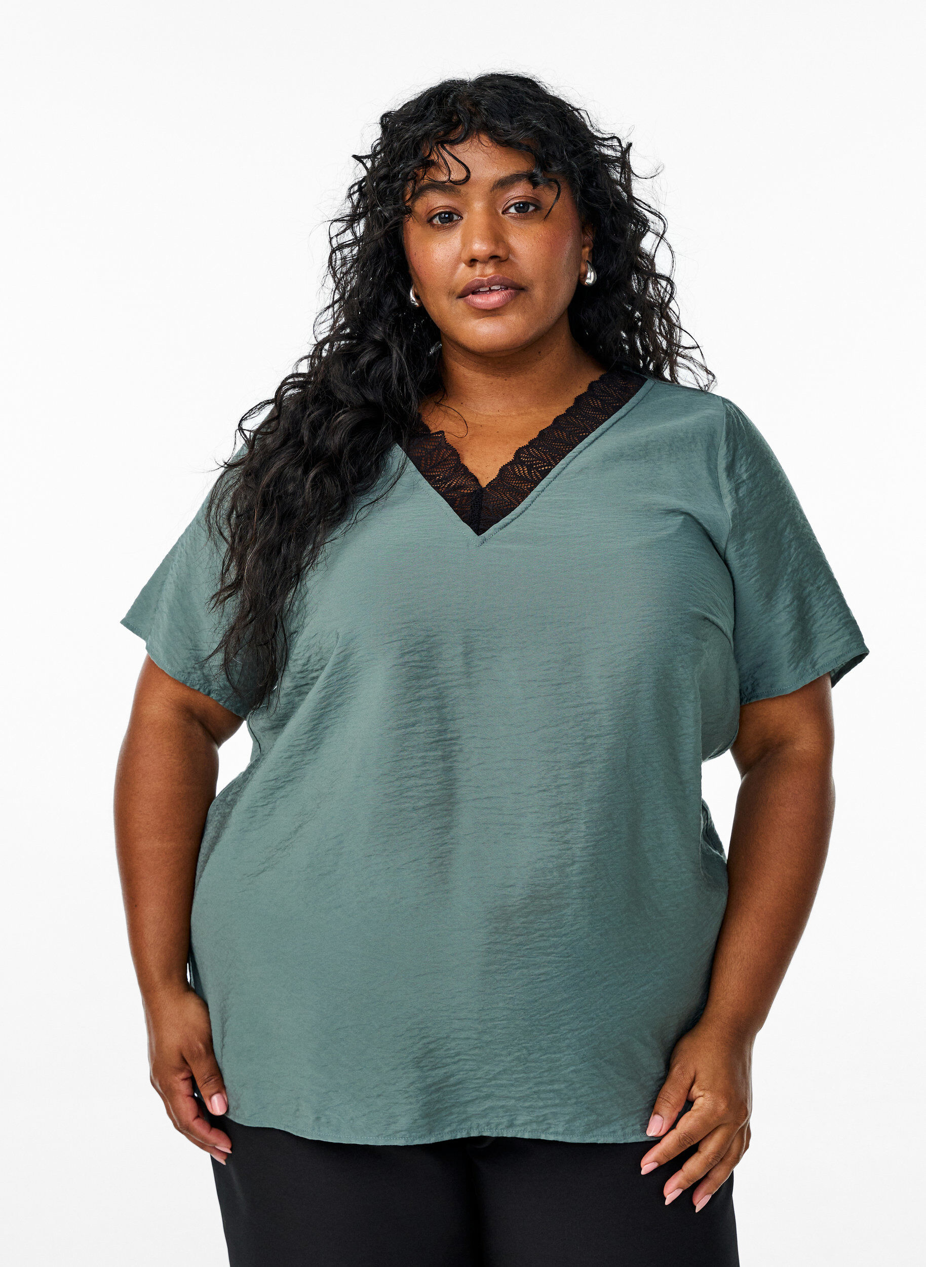 Kurz&auml;rmelige Viskosebluse mit Spitzenbesatz, Gr&uuml;n, Model