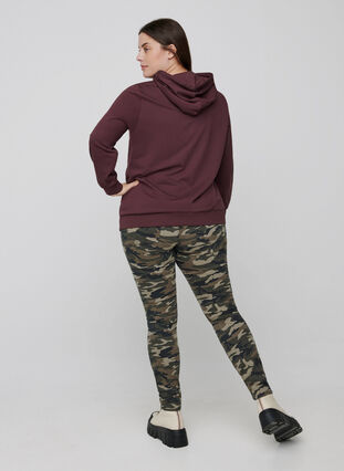 Amy Jeans mit Print, Camouflage, Model image number 0