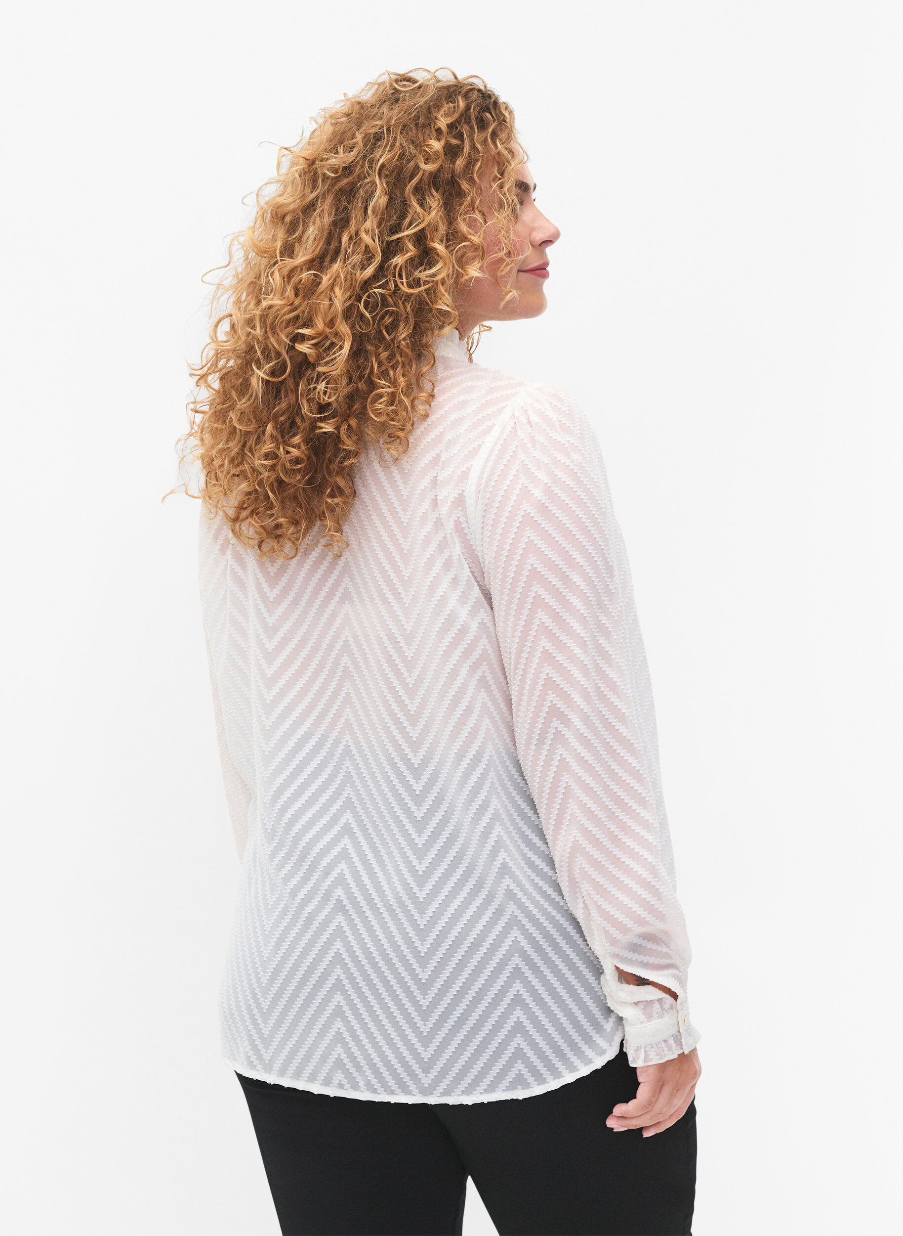 Zizzi Hemdbluse mit R&uuml;schen und gemusterter Struktur, Snow White, Model image number 1
