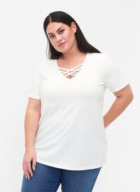 T-Shirt mit V-Ausschnitt und Kreuzdetails, Warm Off-white, Model
