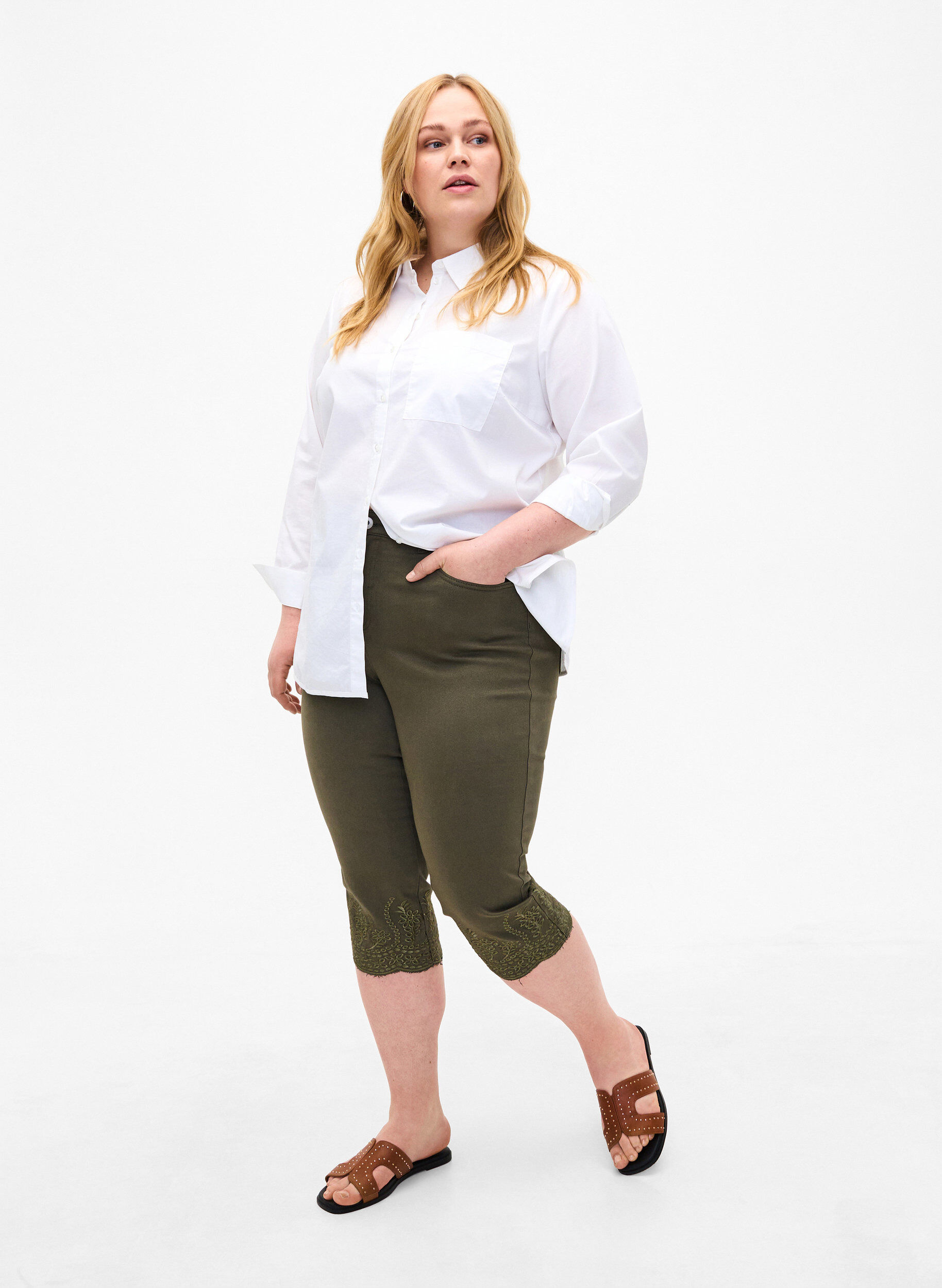 Zizzi Caprihosen mit hohem Bund und Lochstickerei, Dusty Olive, Model image number 0