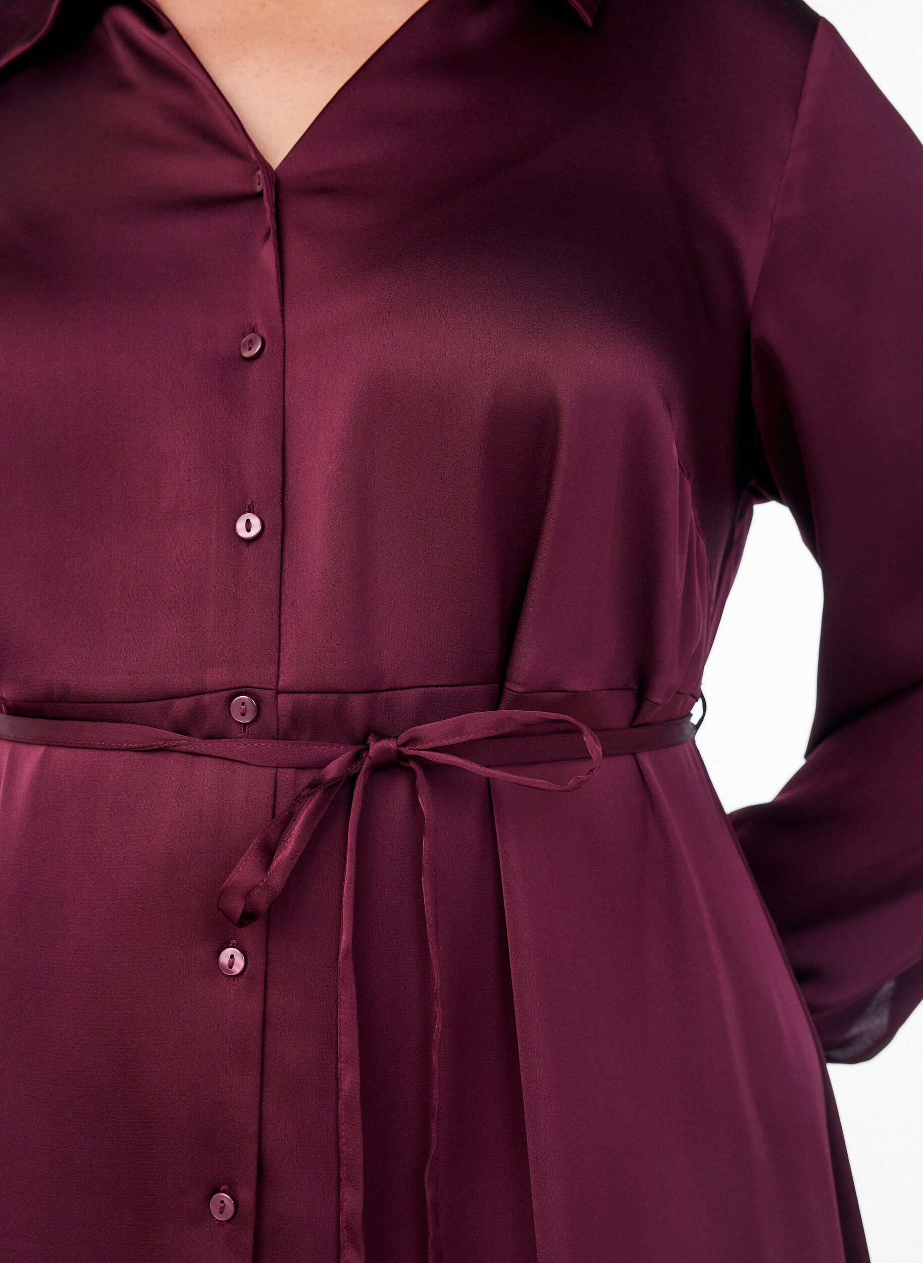 ZizziHemdblusenkleid aus Satin mit einem Bindeg&uuml;rtel, Rot, Model image number 3