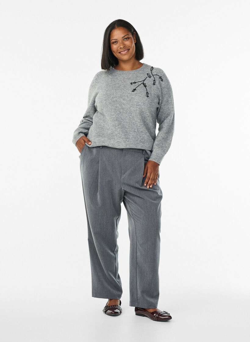 Pullover mit Perlenstickerei, Grau, Model