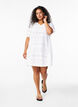 Kurzes Kleid mit V-Ausschnitt und Lochmuster, Bright White, Model image number 2