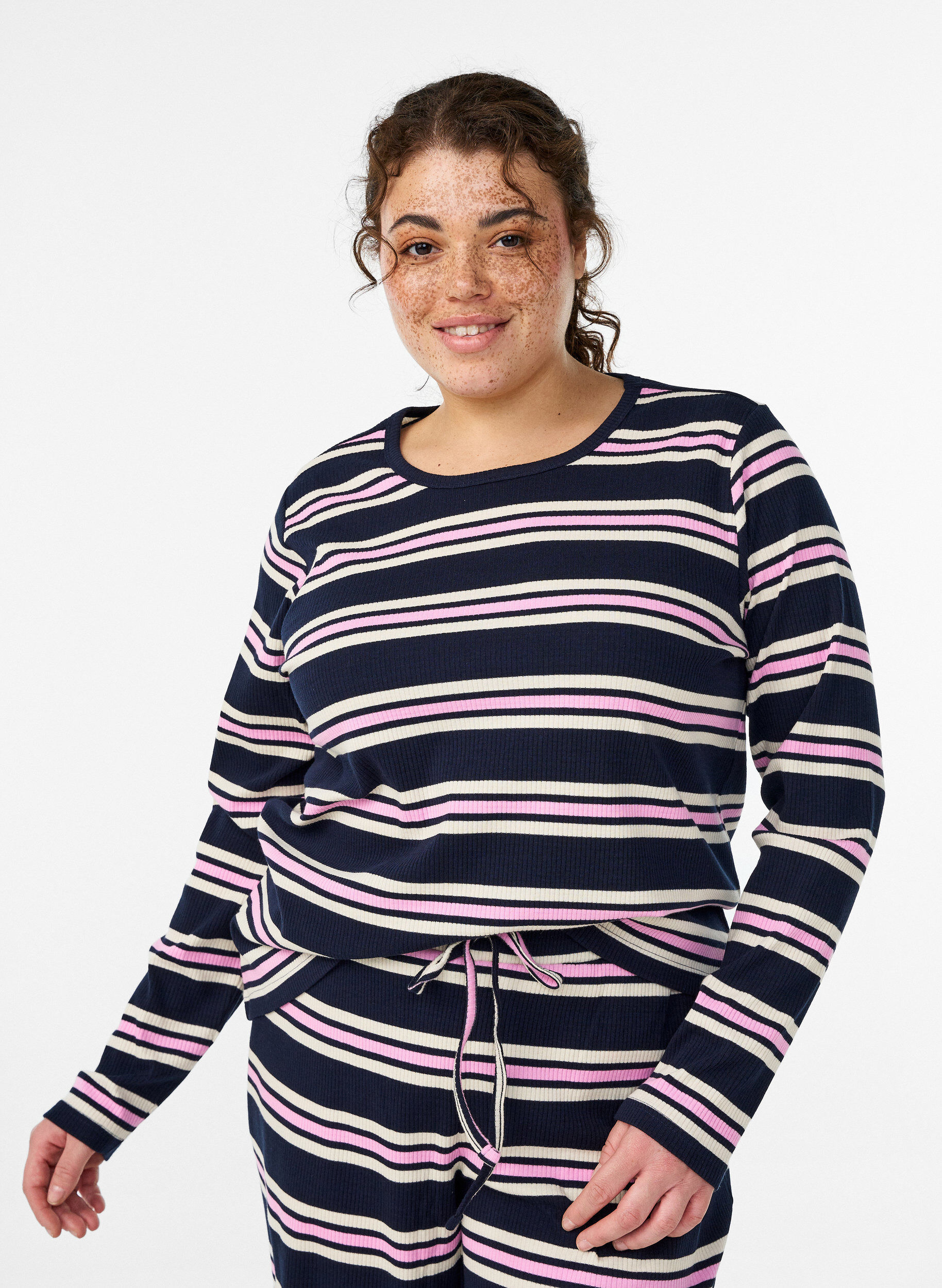 ZizziLang&auml;rmeliges Nachtoberteil aus geripptem Jersey mit Streifen, Blau, Model image number 0