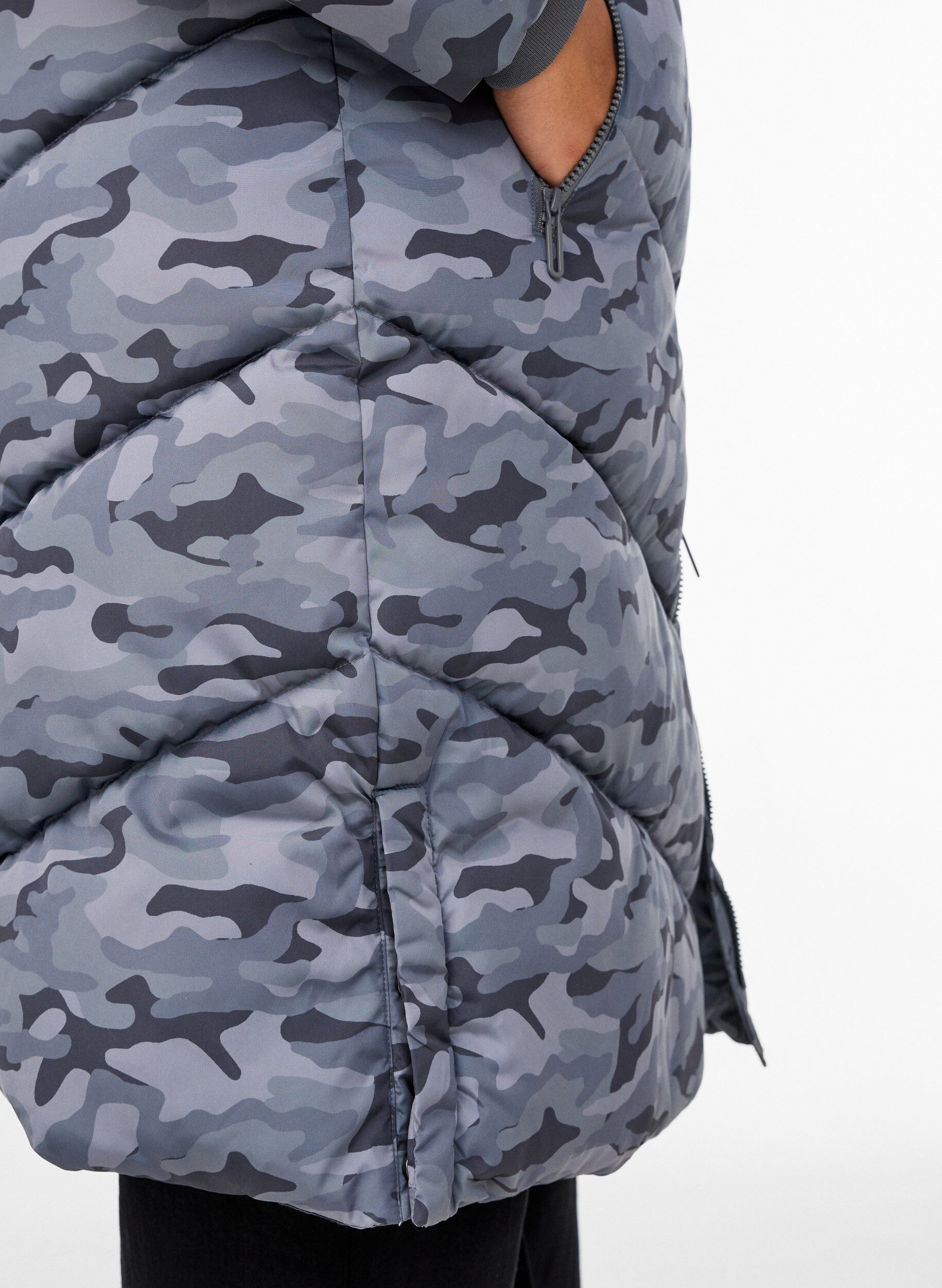 ZizziLange Camouflage-Steppjacke, Grau, Model image number 4