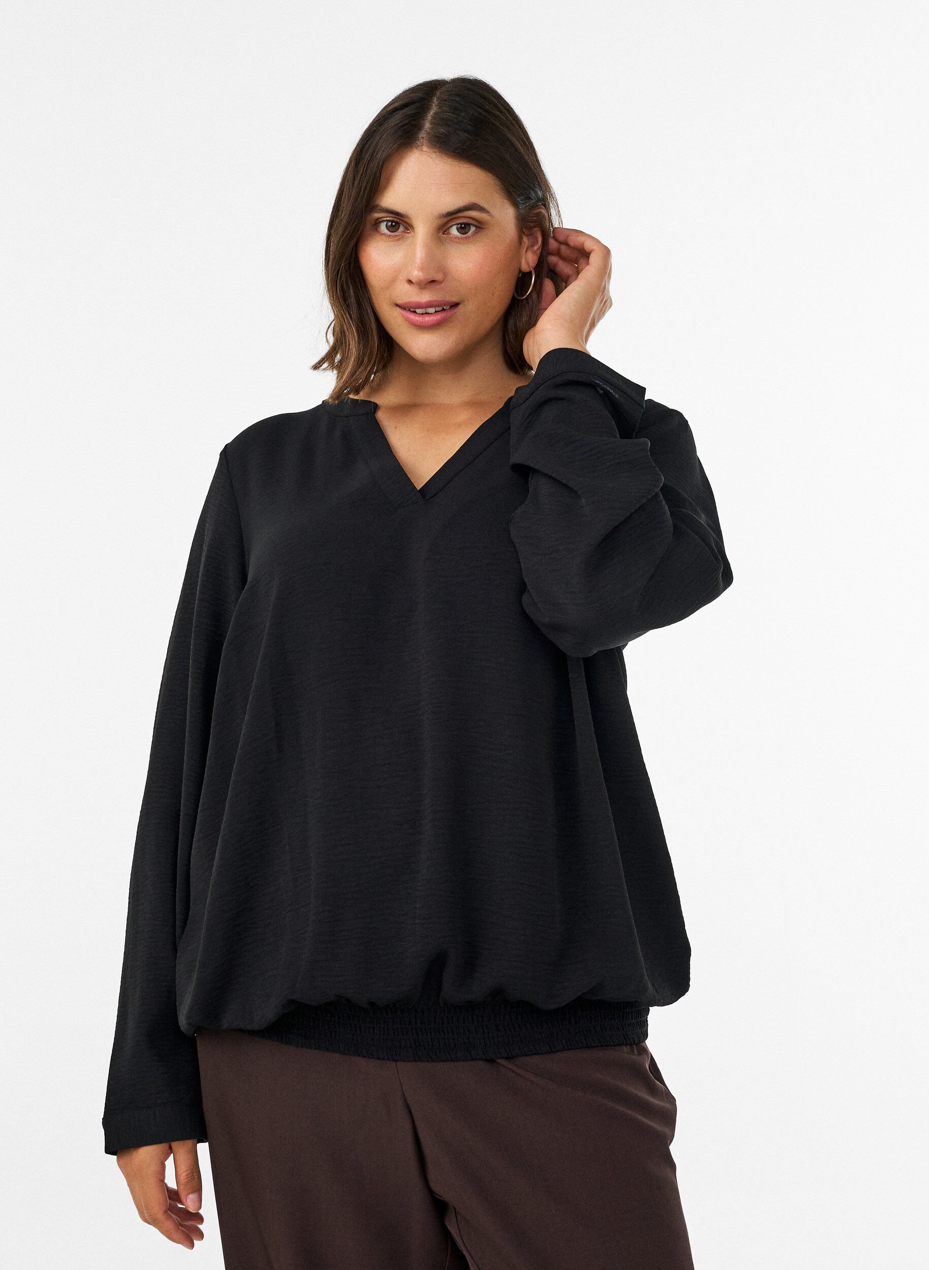 Bluse in Ballon-Silhouette mit V-Ausschnitt, Schwarz, Model