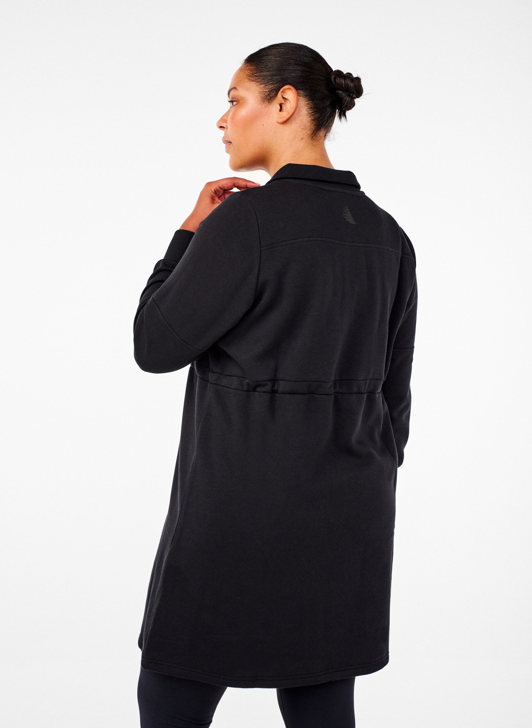 ZizziKurzes Sweatshirtkleid mit Stehkragen und verstellbarer Taille, Black, Model image number 1