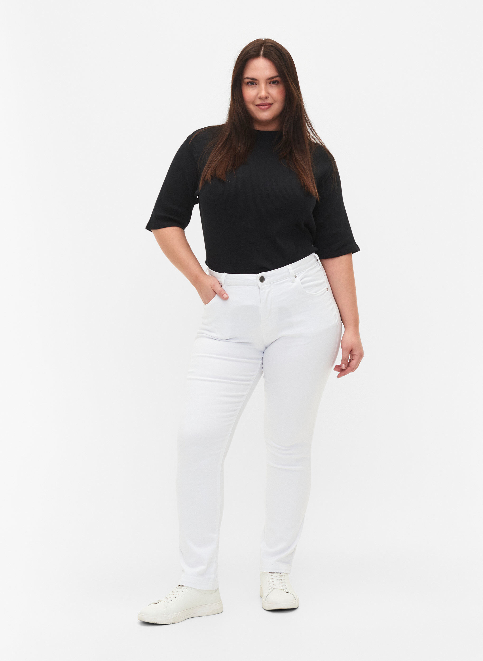 Slim Fit Emily Jeans mit normaler Taillenh&ouml;he, Wei&szlig;, Model