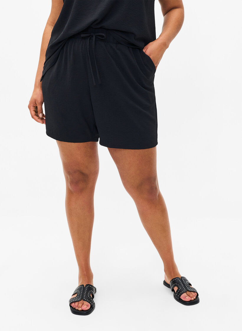Kurze Hose mit Taschen und elastischem Bund, Schwarz, Model image number 3